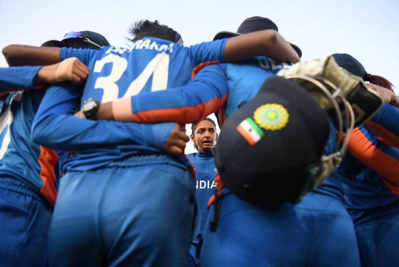 Harmanpreet Kaur talks to the India team before the second innings, Barbados vs India, Commonwealth Games 2022, Birmingham, August 3, 2022