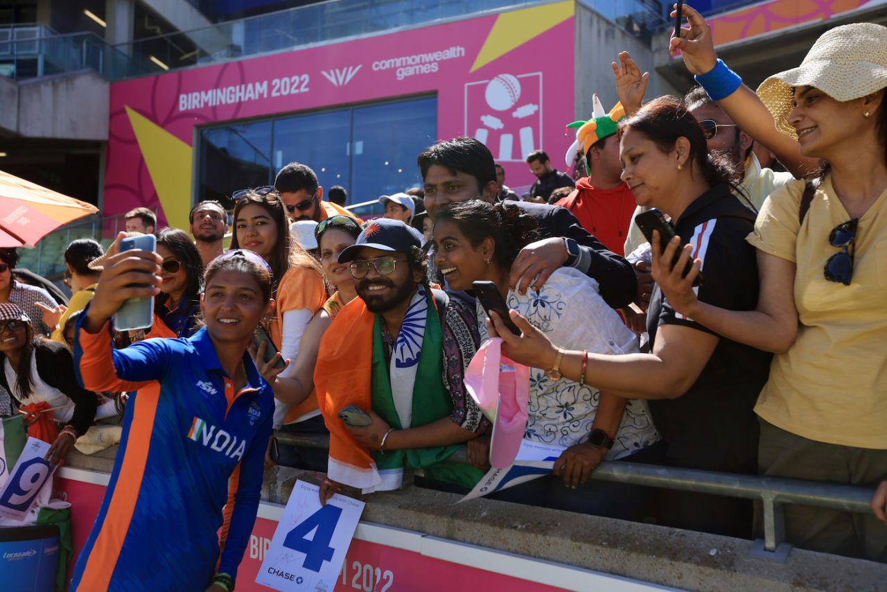 Harmanpreet Kaur gets her selfie-with-the-fans out of the way, England vs India, 1st semi-final, Commonwealth Games, Birmingham, August 6, 2022