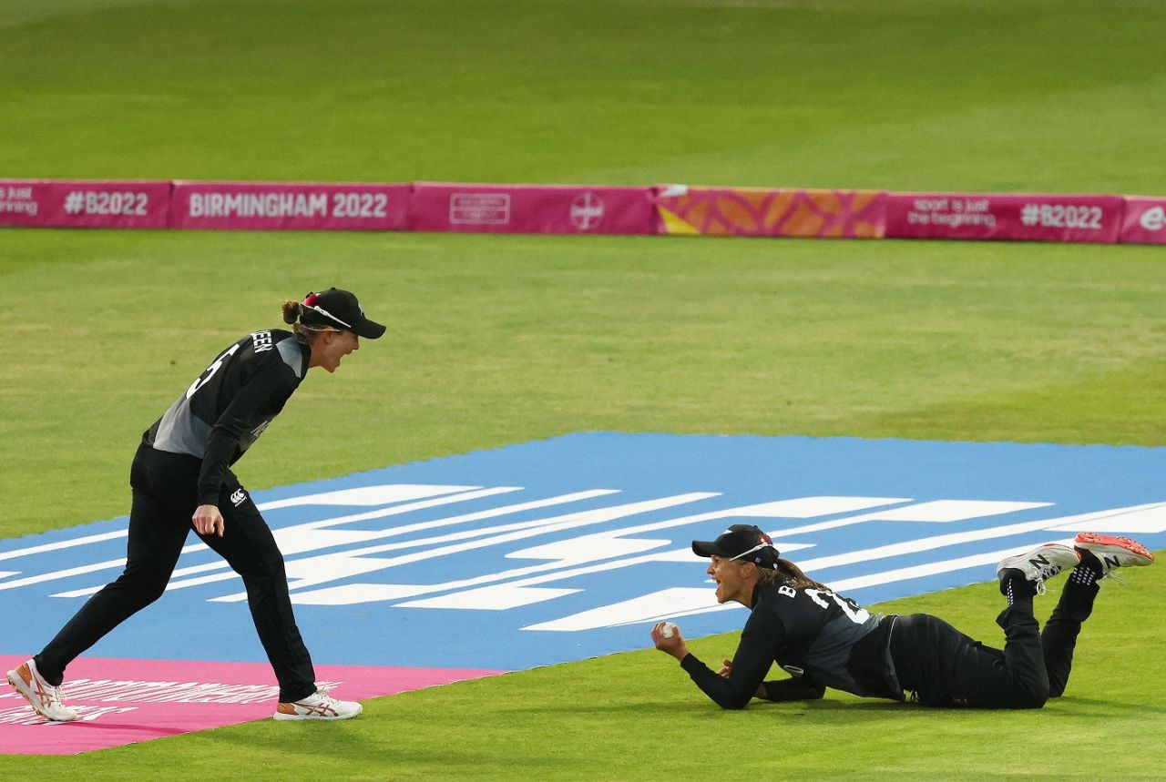 Suzie Bates and Maddy Green celebrate Rachael Haynes' dismissal, Australia vs New Zealand, 2nd semi-final. Commonwealth Games, Birmingham, August 6, 2022
