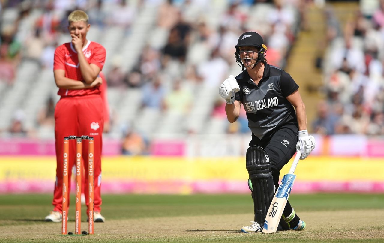 Sophie Devine roars after the win, while a dejected Issy Wong looks on, England vs New Zealand, Bronze-medal match, Commonwealth Games, Birmingham, August 7, 2022