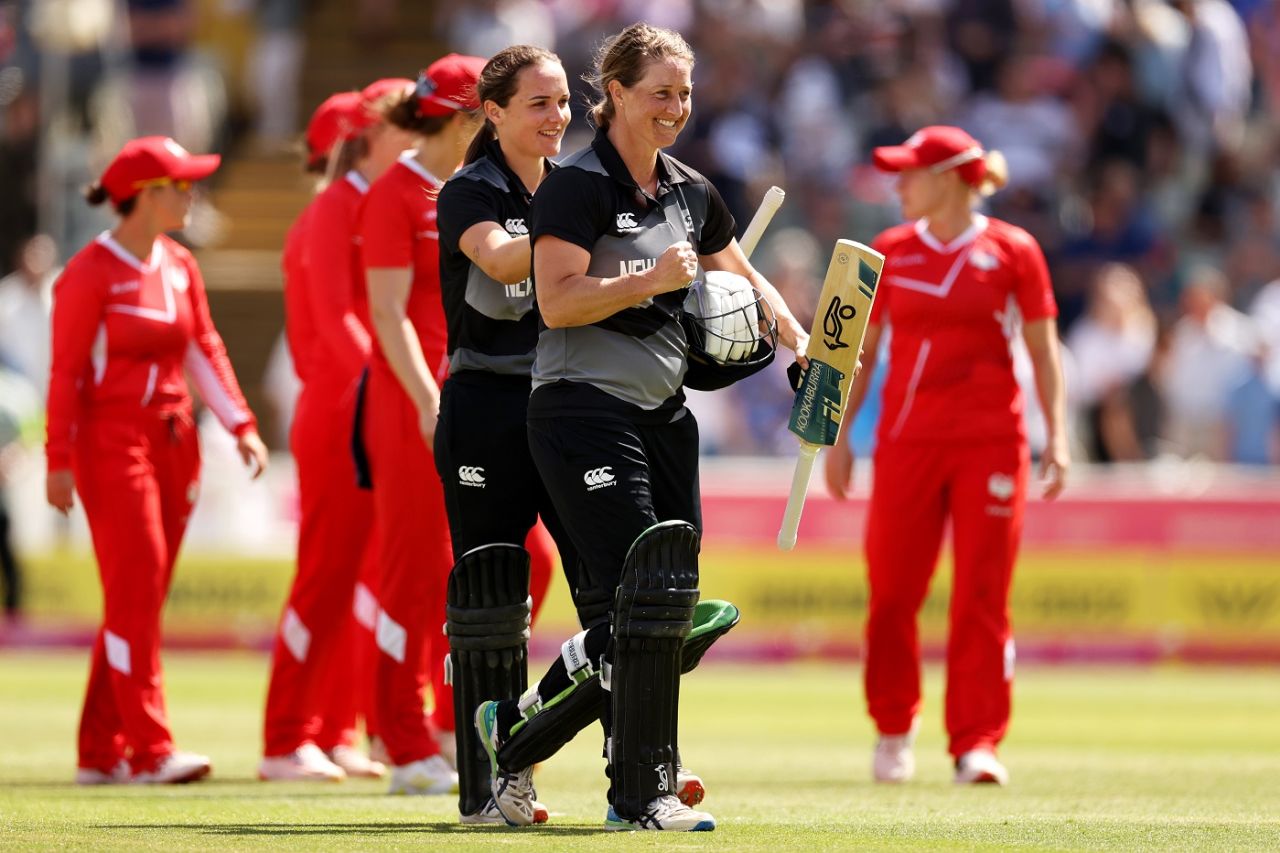 Amelia Kerr and Sophie Devine are all smiles after the win, England vs New Zealand, Bronze-medal match, Commonwealth Games, Birmingham, August 7, 2022