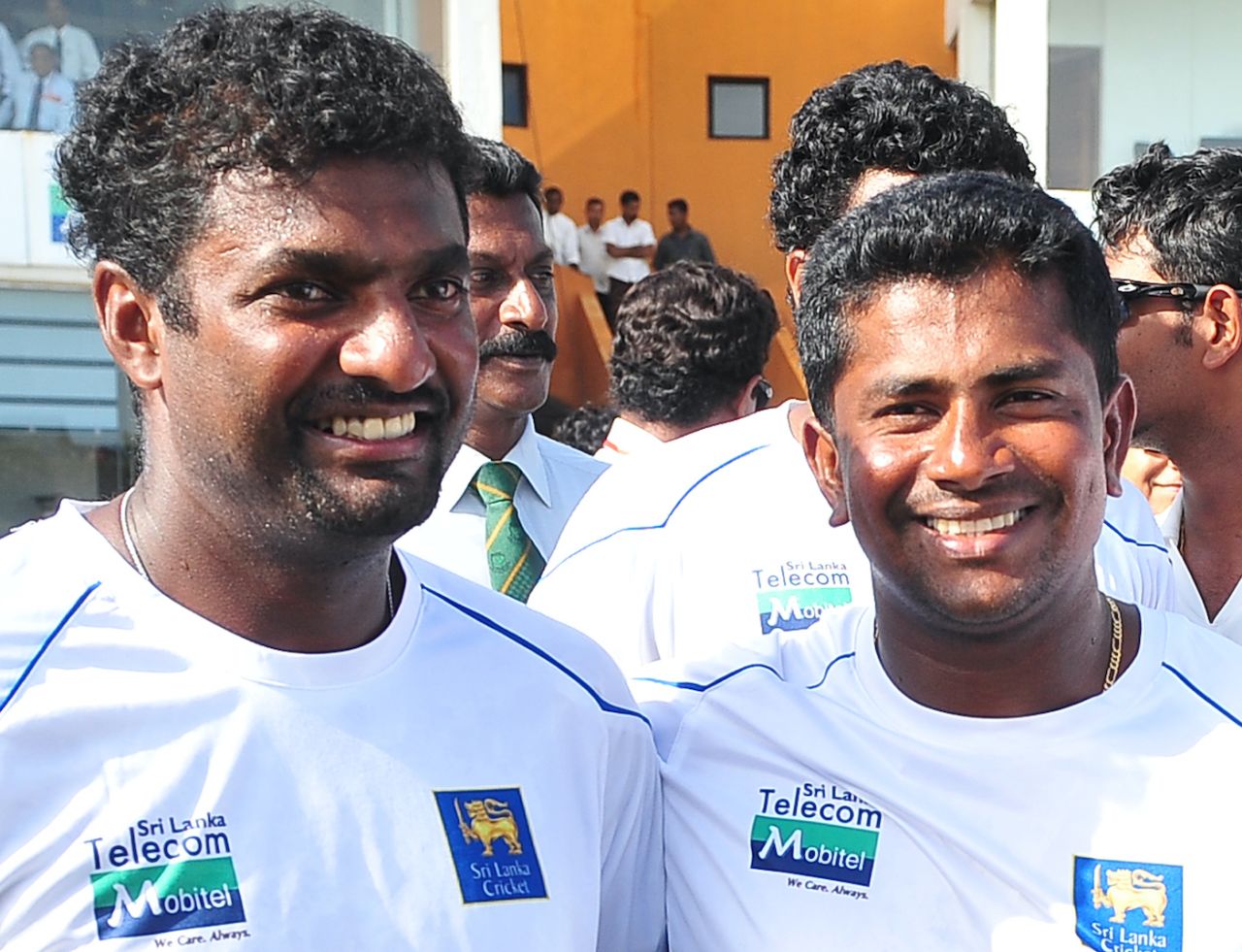 Muttiah Muralitharan poses for a photo with Rangana Herath after getting his 800th wicket, Sri Lanka vs India, 1st Test, Galle, 5th day, July 22, 2010