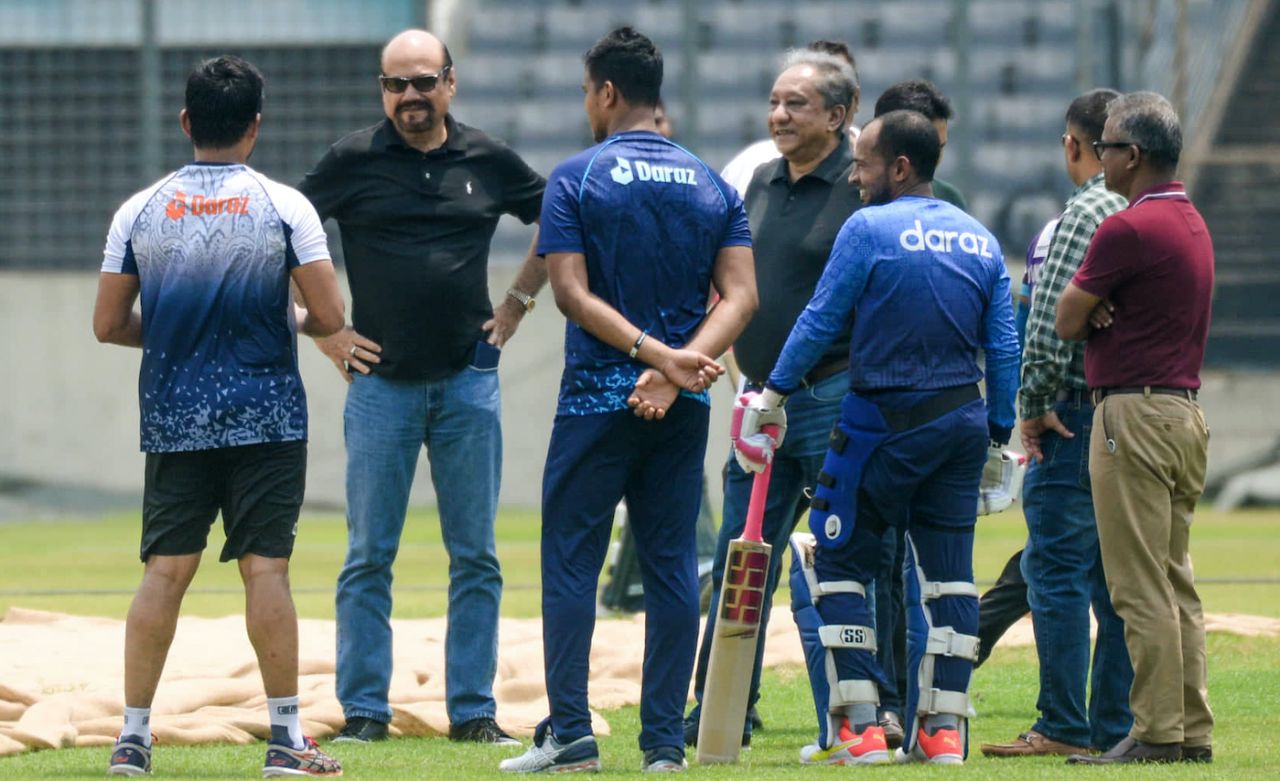 Nazmul Hassan has a chat alongside Bangladesh's players including Mushfiqur Rahim, August 18, 2022