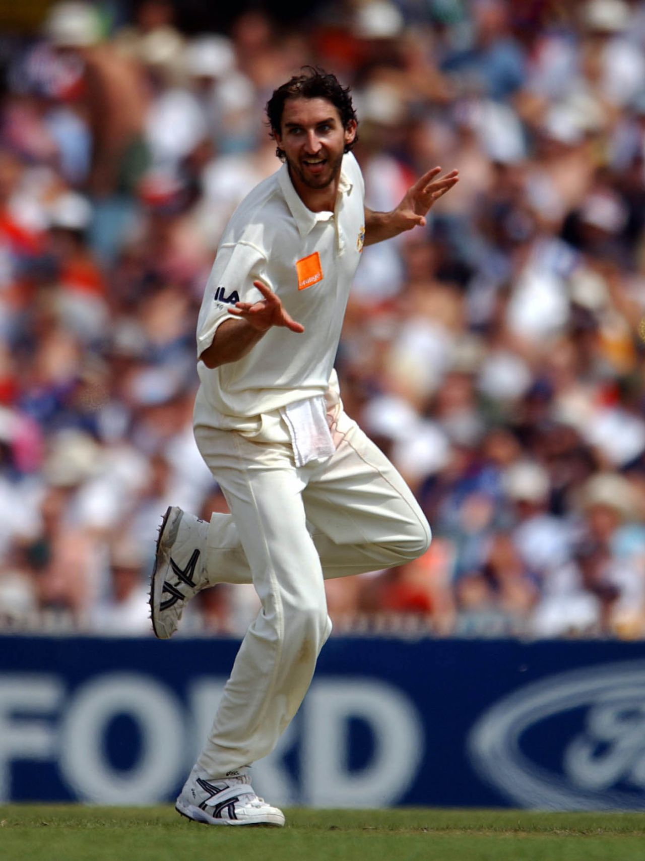 Jason Gillespie celebrates Andy Caddick wicket with a caper, third day, fourth Test, Australia vs England, the Ashes, December 28, 2002