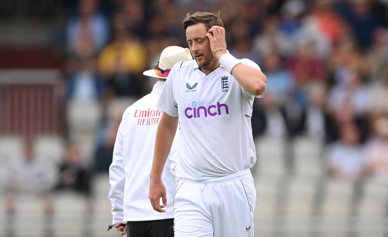 Ollie Robinson had a potential wicket chalked off when he had Dean Elgar caught at short leg off a no-ball, England vs South Africa, 2nd Test, Old Trafford, 1st day, August 25, 2022