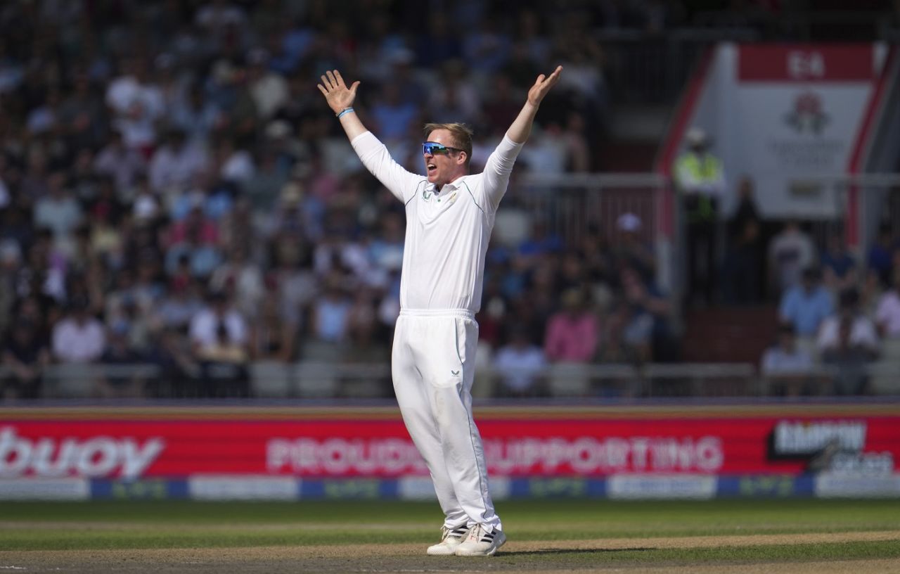 Simon Harmer goes up in an appeal, England vs South Africa, 2nd Test, Manchester, 2nd day, August 26, 2022