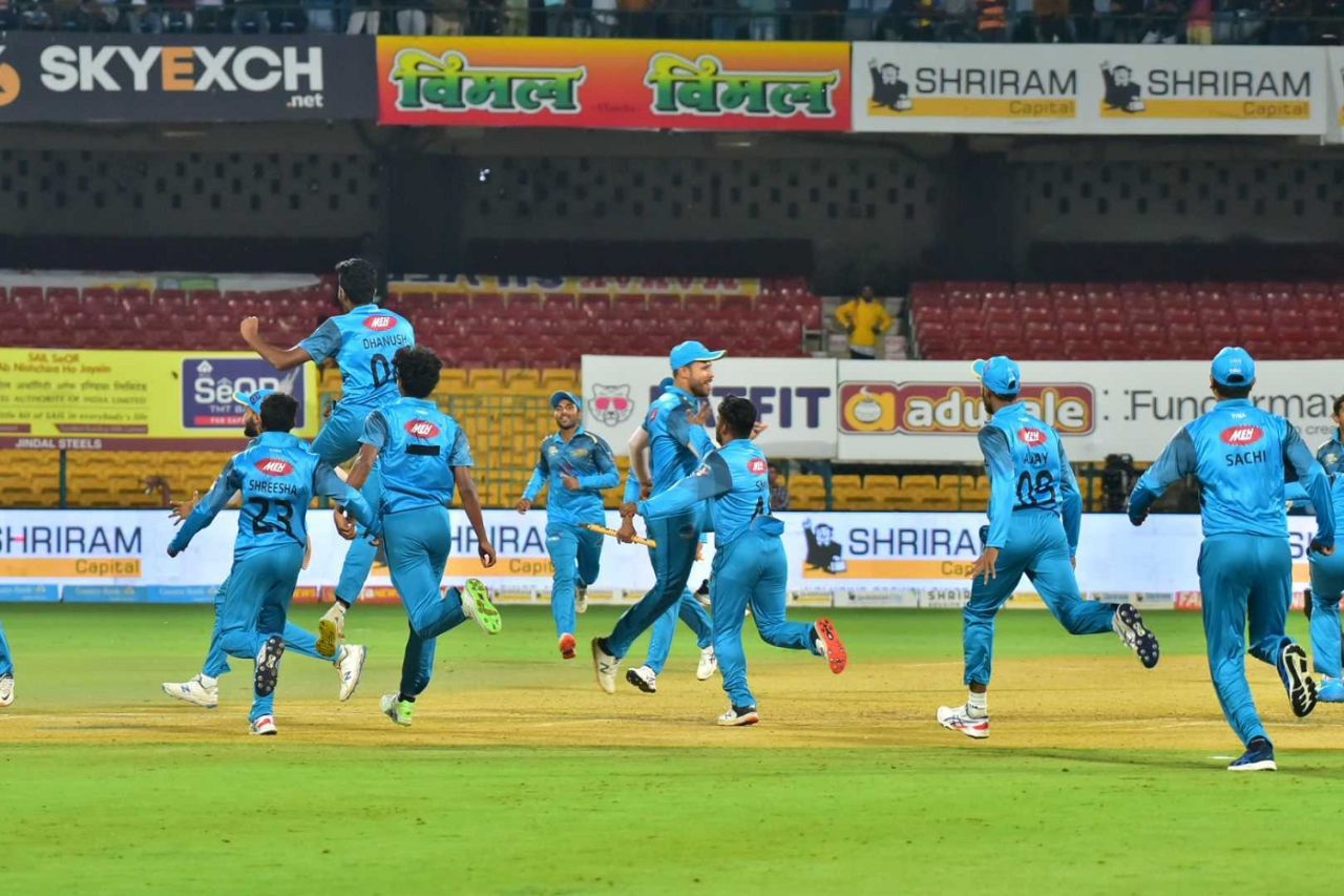 Gulbarga Mystics players swarm the field in celebration, Maharaja T20 Trophy 2022, Final, Bengaluru Blasters vs Gulbarga Mystics, Bengaluru, August 26, 2022