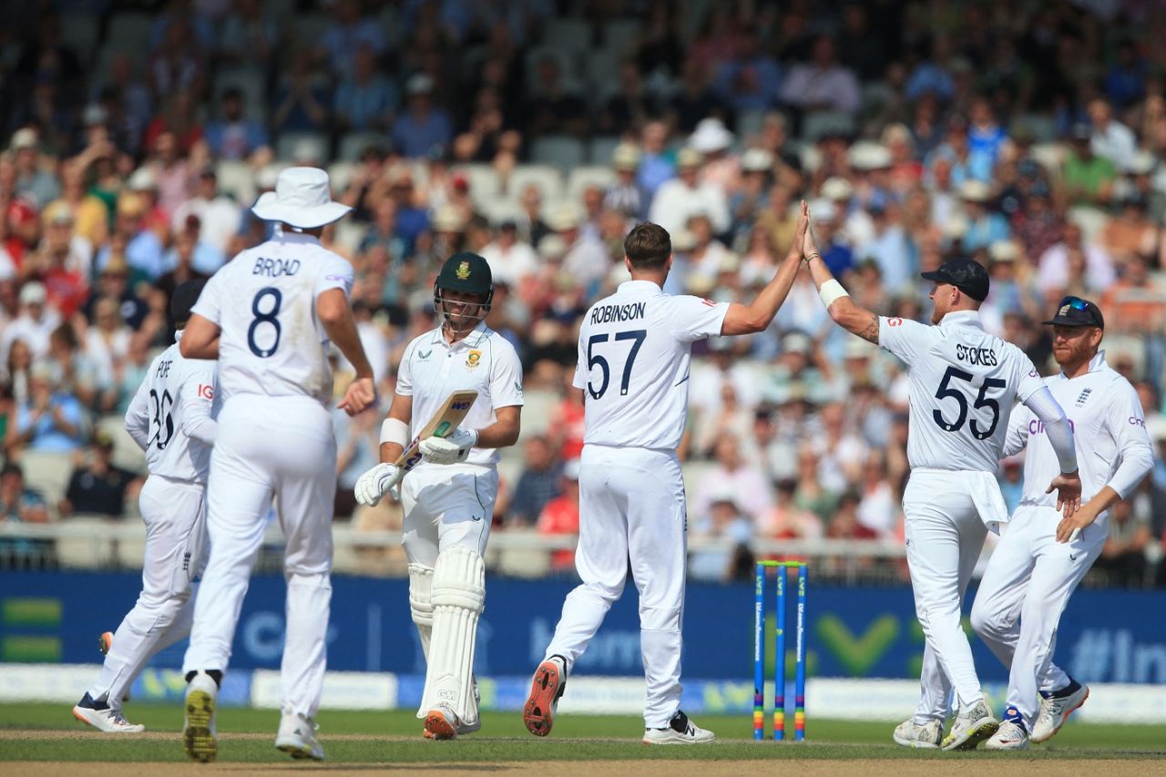 Ollie Robinson sent back Sarel Erwee for 25, England vs South Africa, 2nd Test, Manchester, 3rd day, August 27, 2022