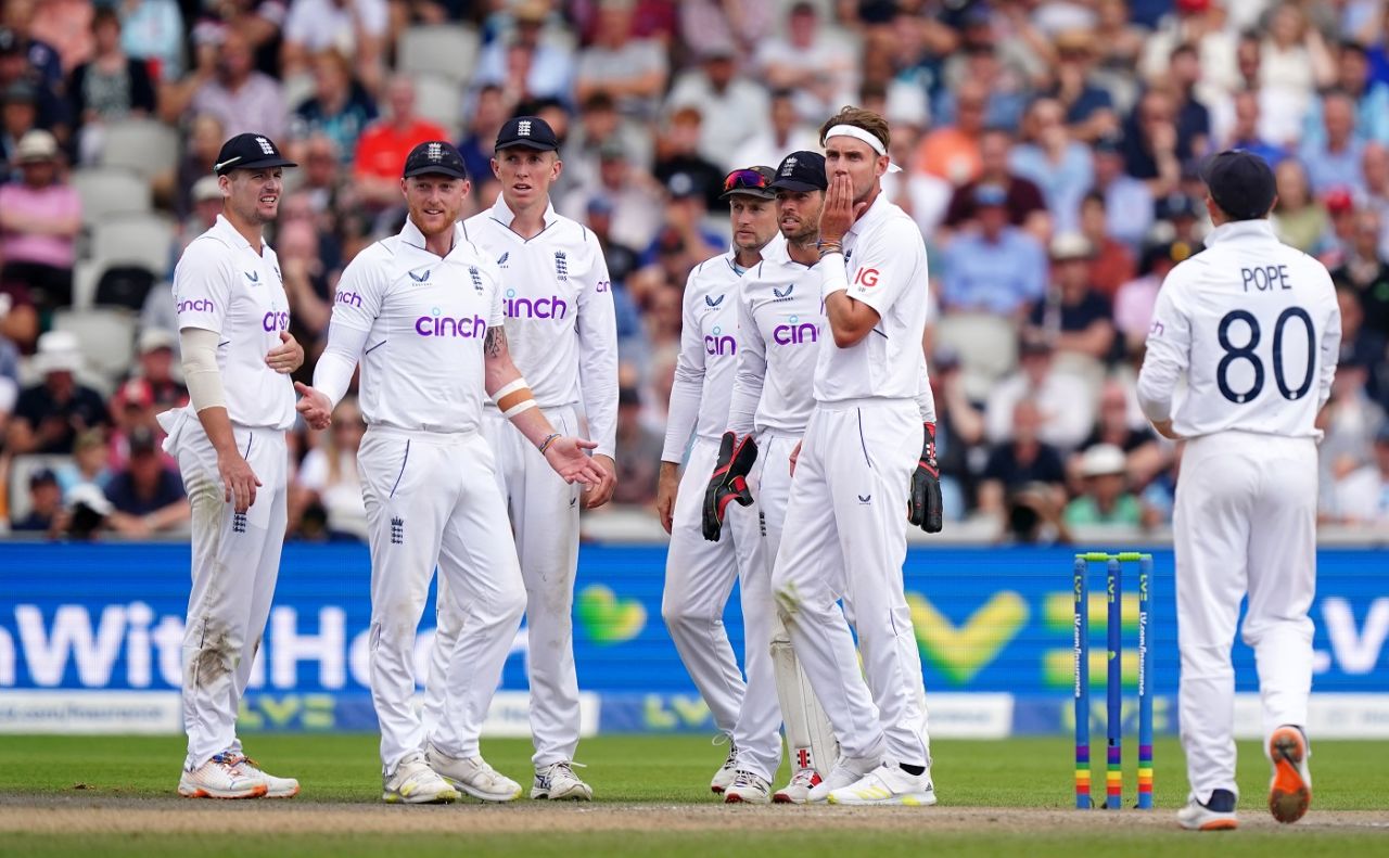 The England players ponder whether or not to go for a review, England vs South Africa, 2nd Test, Manchester, 3rd day, August 27, 2022