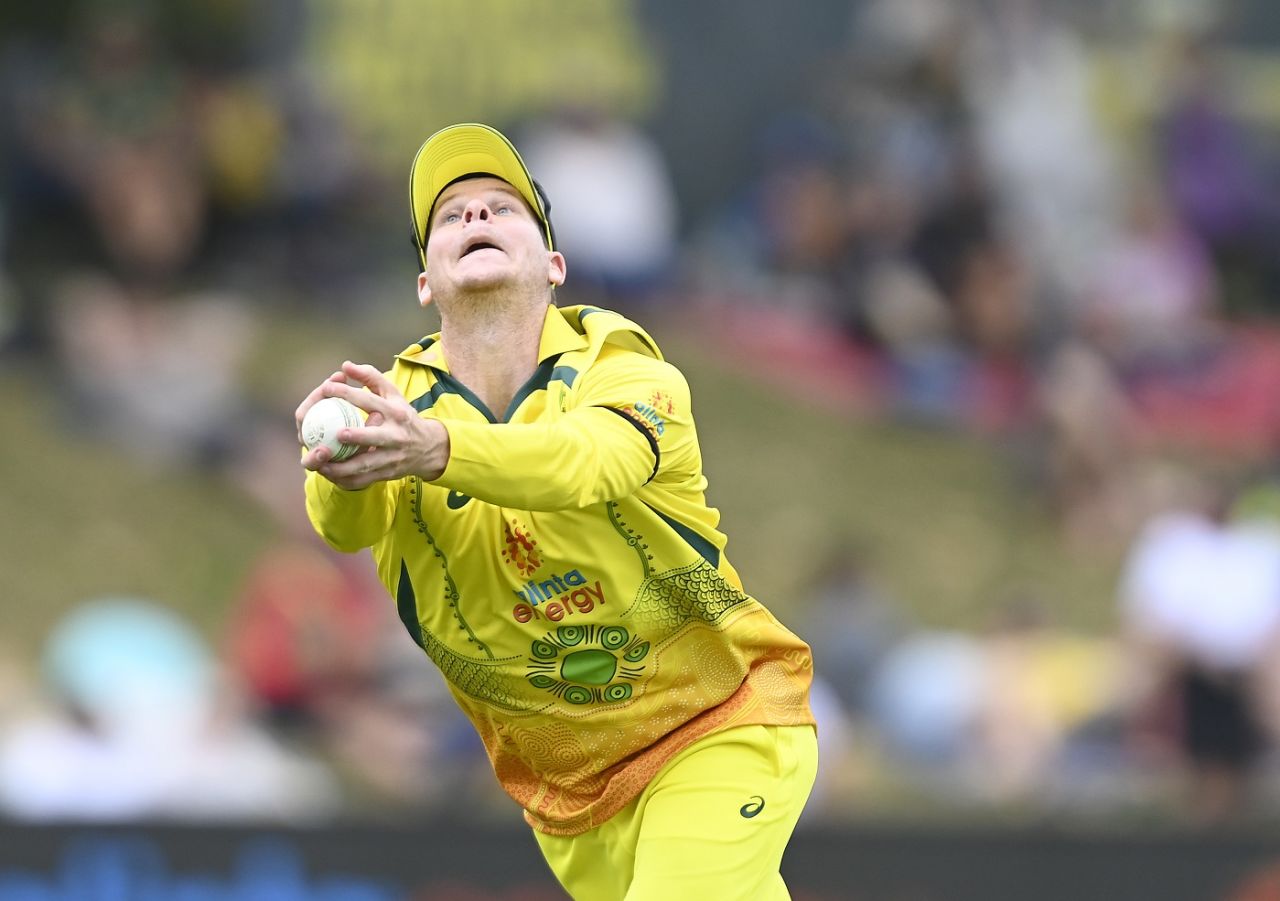 Steven Smith has his eyes on the ball as he runs backwards to dismiss Tony Munyonga, Australia vs Zimbabwe, 1st ODI, Townsville, August 28, 2022