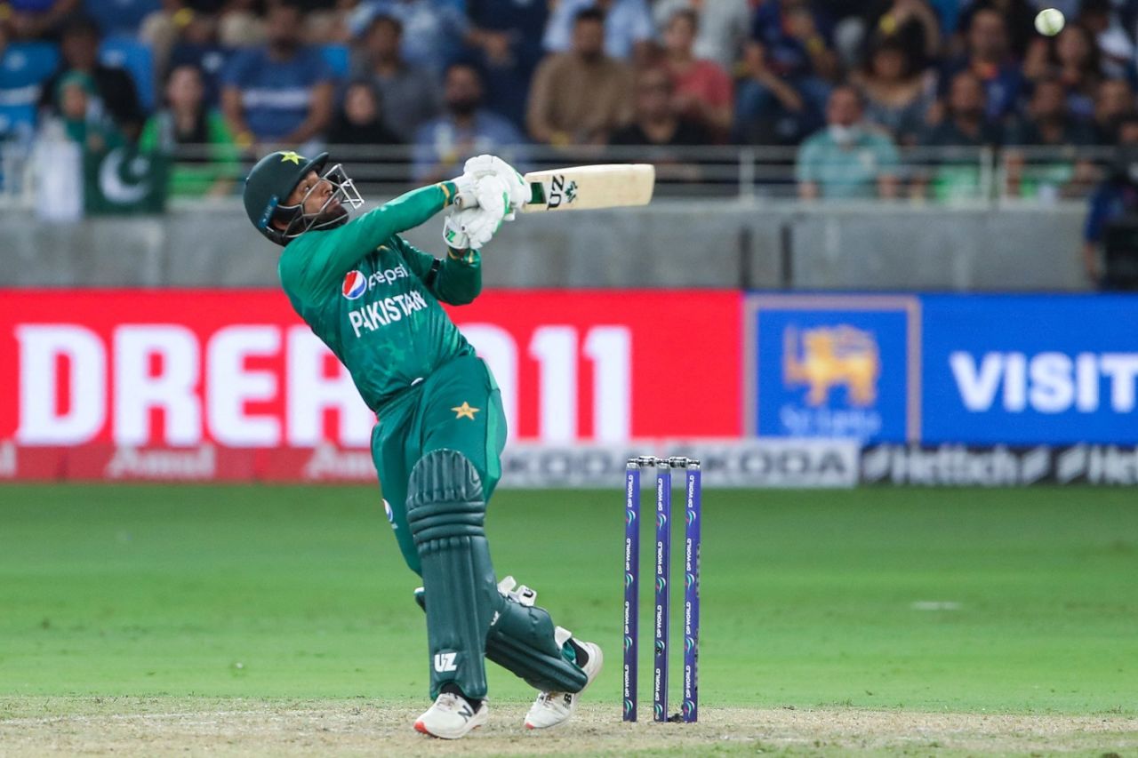 Iftikhar Ahmed was one of several batters who were roughed up by a short-ball barrage, India vs Pakistan, Asia Cup, Dubai, August 28, 2022