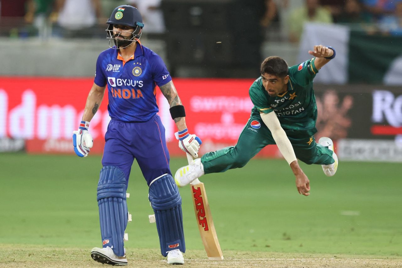 Shahnawaz Dahani bowls as Virat Kohli looks on, India vs Pakistan, Asia Cup, Dubai, August 28, 2022