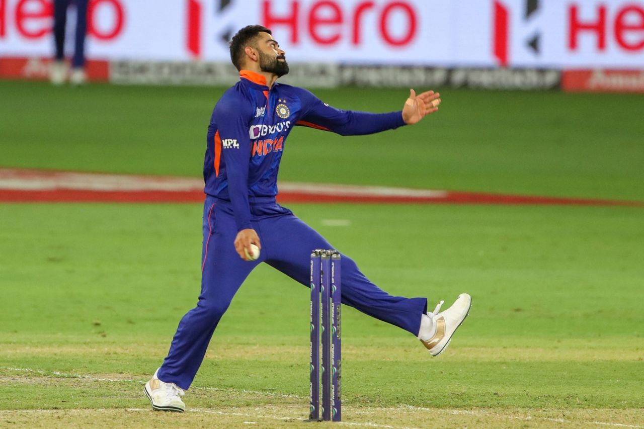 Virat Kohli rolls his arm over, India vs Hong Kong, Asia Cup, Dubai, August 31, 2022