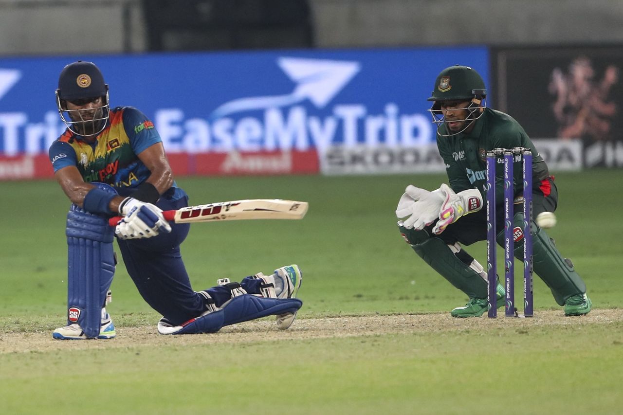 Dasun Shanaka goes for the sweep, Bangladesh vs Sri Lanka, Men's T20 Asia Cup, Dubai, September 1, 2022