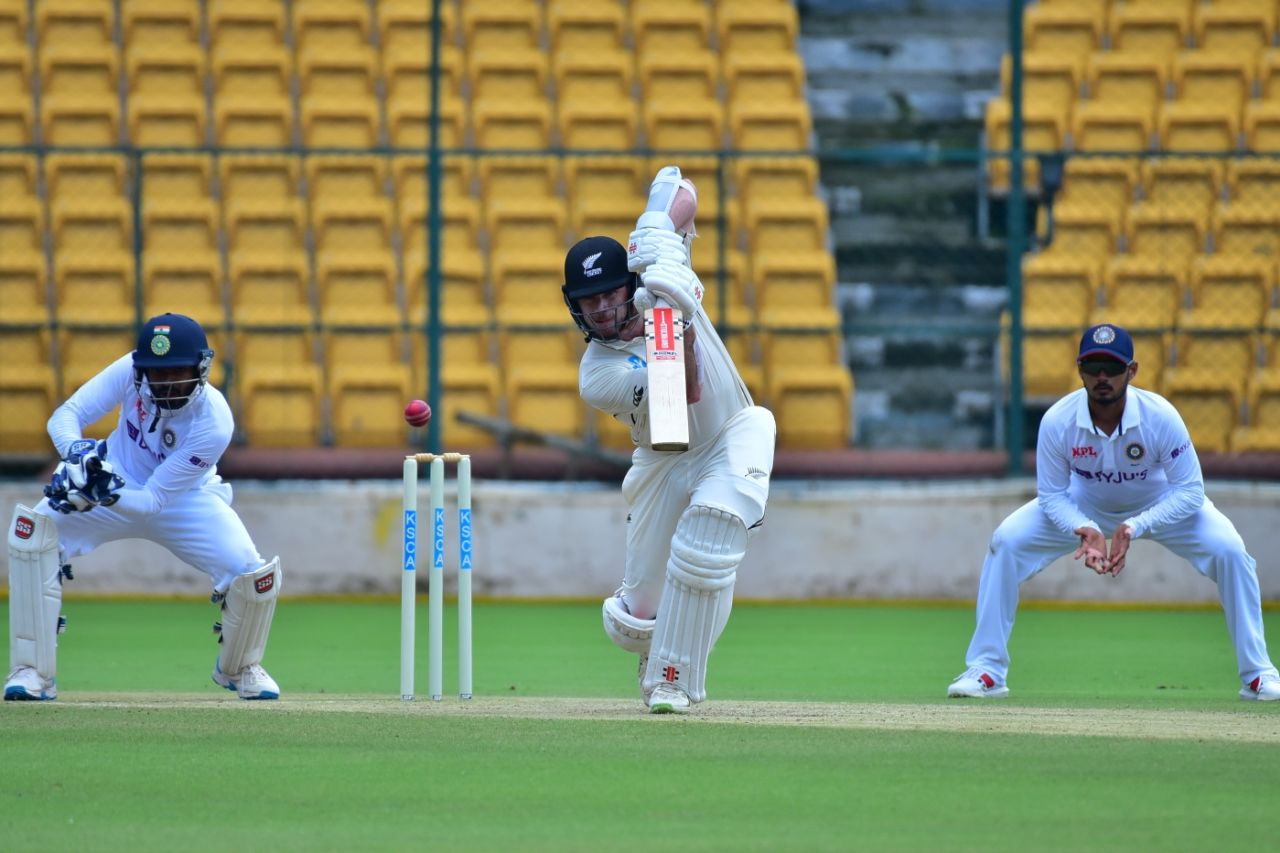 Joe Carter shows the full face of his bat, India A vs New Zealand A, 1st unofficial Test, 2nd day, Bengaluru, September 2, 2022