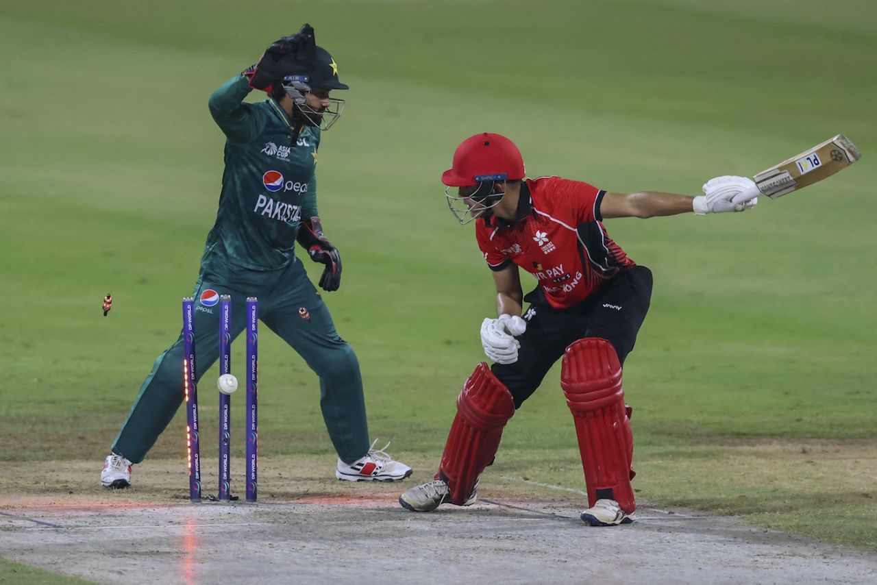 Aizaz Khan gets bowled by Shadab Khan, Hong Kong vs Pakistan, Men's T20 Asia Cup, Sharjah, September 2, 2022
