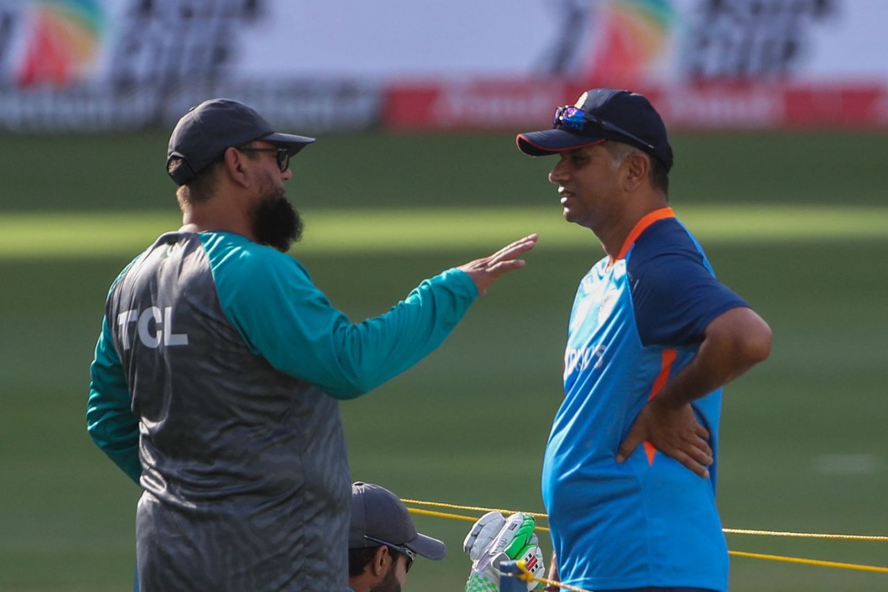 Rahul Dravid and Saqlain Mushtaq have a friendly chat ahead of the game, India vs Pakistan, Asia Cup, Dubai, September 4, 2022