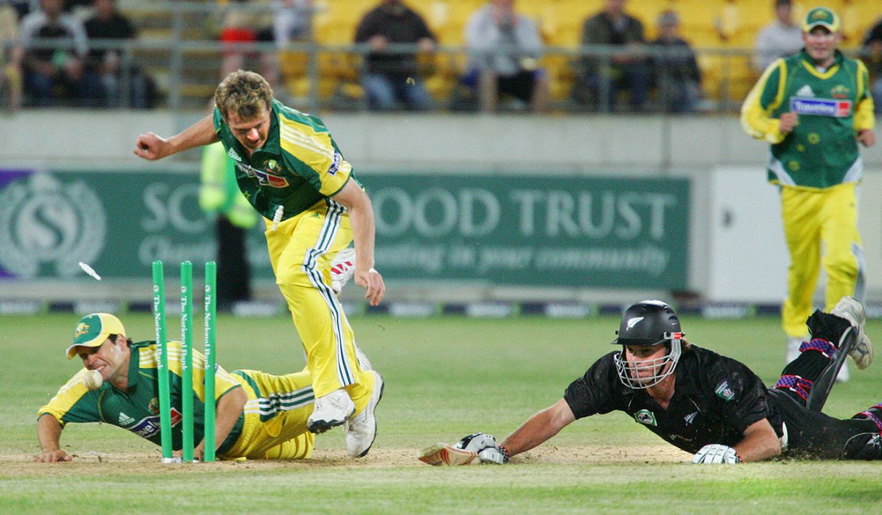 Mick Lewis runs out Kyle Mills to complete a dramatic victory, New Zealand vs Australia, 2nd ODI, Wellington, December 7, 2005