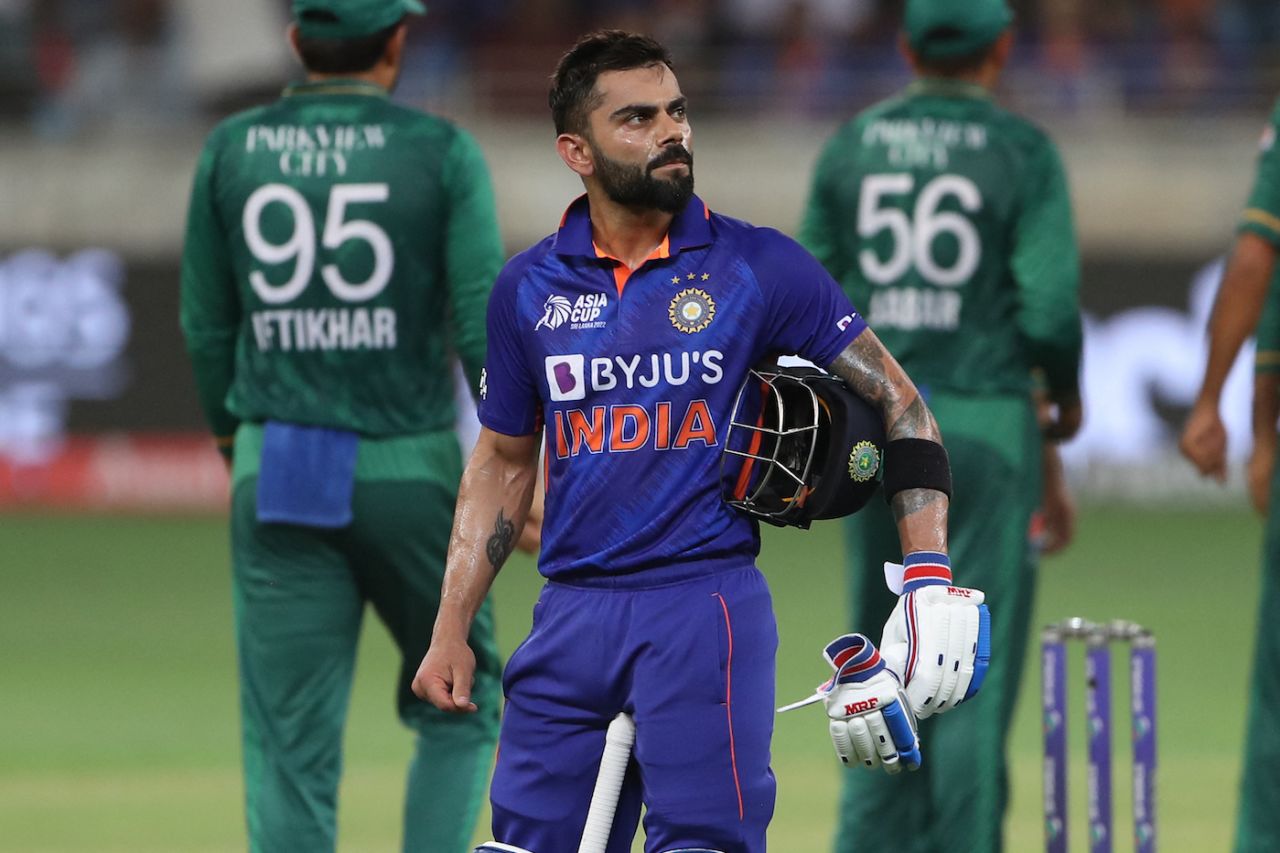 Virat Kohli keeps an eye on the giant screen, India vs Pakistan, Asia Cup Super 4s, Dubai, September 4, 2022