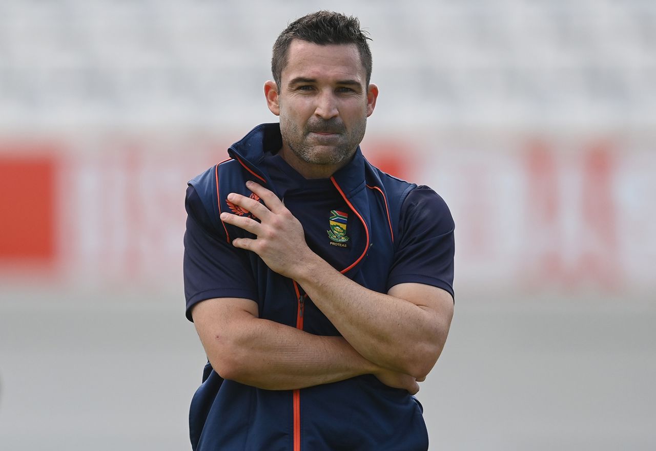 Dean Elgar of South Africa holds ice on his shoulder during a training session before Thursday's third Test against England, Kia Oval, September 06, 2022