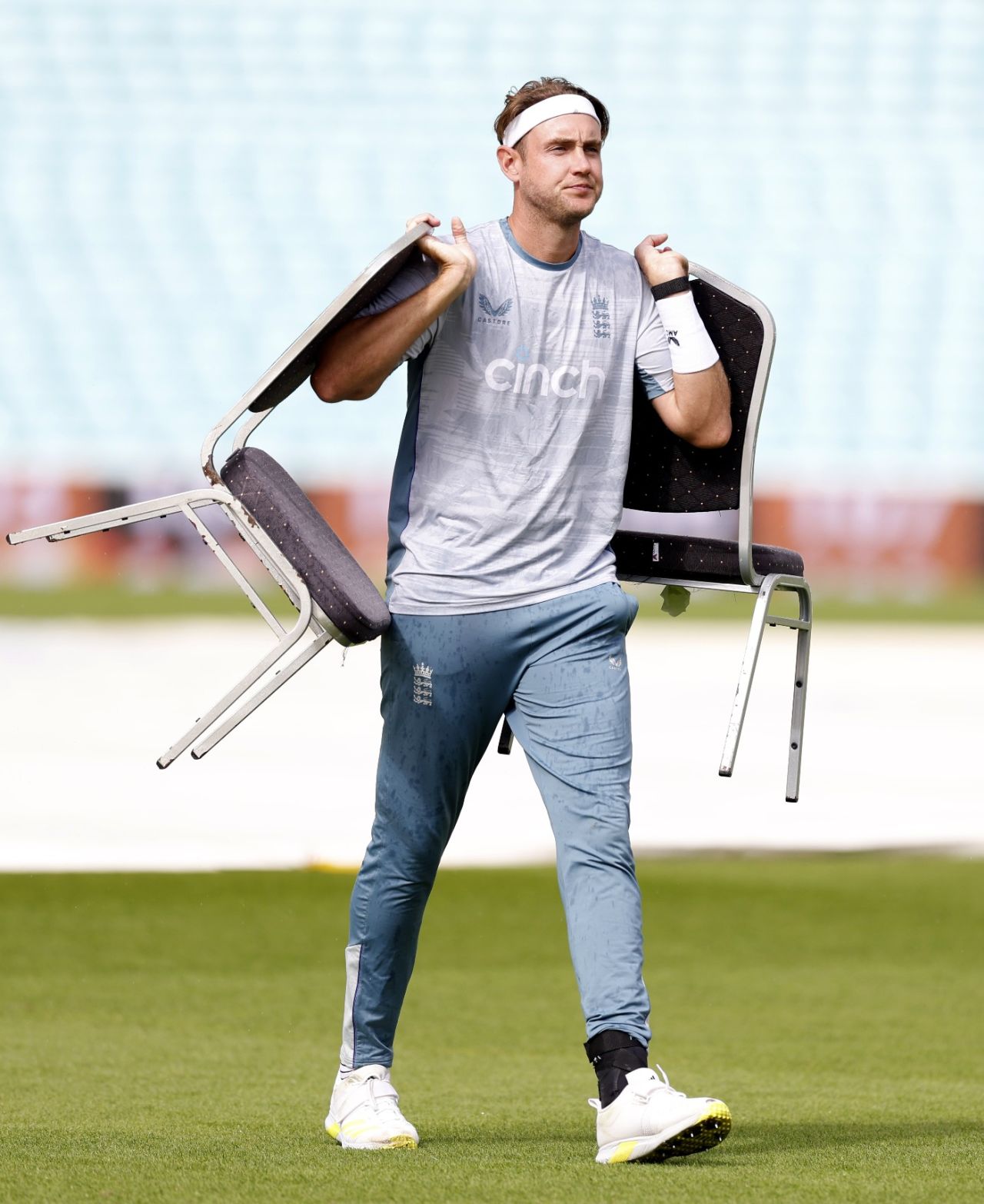 Stuart Broad carries chairs after England's photocall at The Oval, September 6, 2022