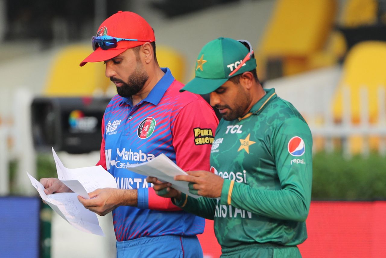 Mohammad Nabi and Babar Azam go through the opposition team lists, Afghanistan vs Pakistan, Asia Cup Super 4s, Sharjah, September 7, 2022