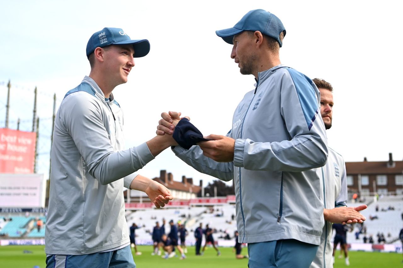 Harry Brook receives his first Test cap from Joe Root, England vs South Africa, 3rd Test, Kia Oval, September 8, 2022