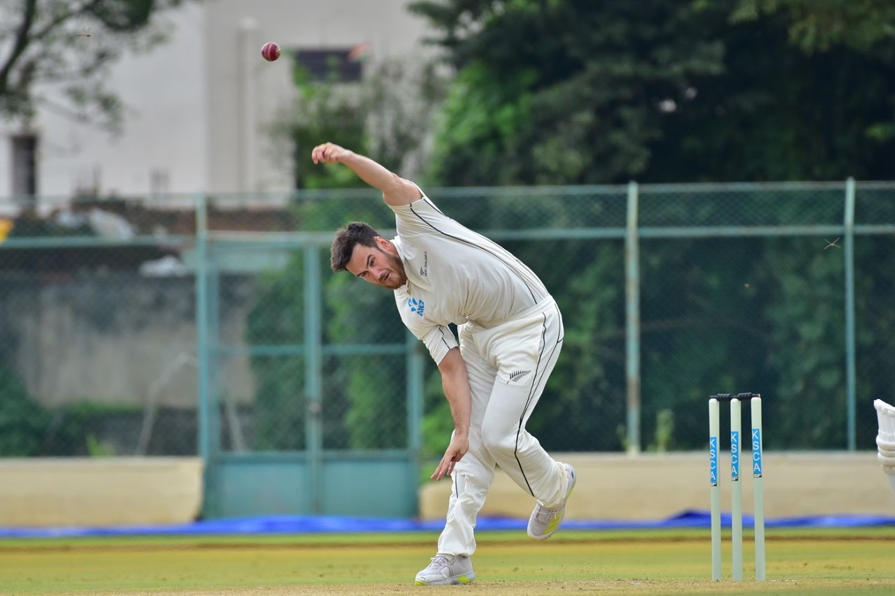 Benjamin Lister sends one down, India A vs New Zealand A, 2nd unofficial Test, Hubballi, 2nd day, September 9, 2022
