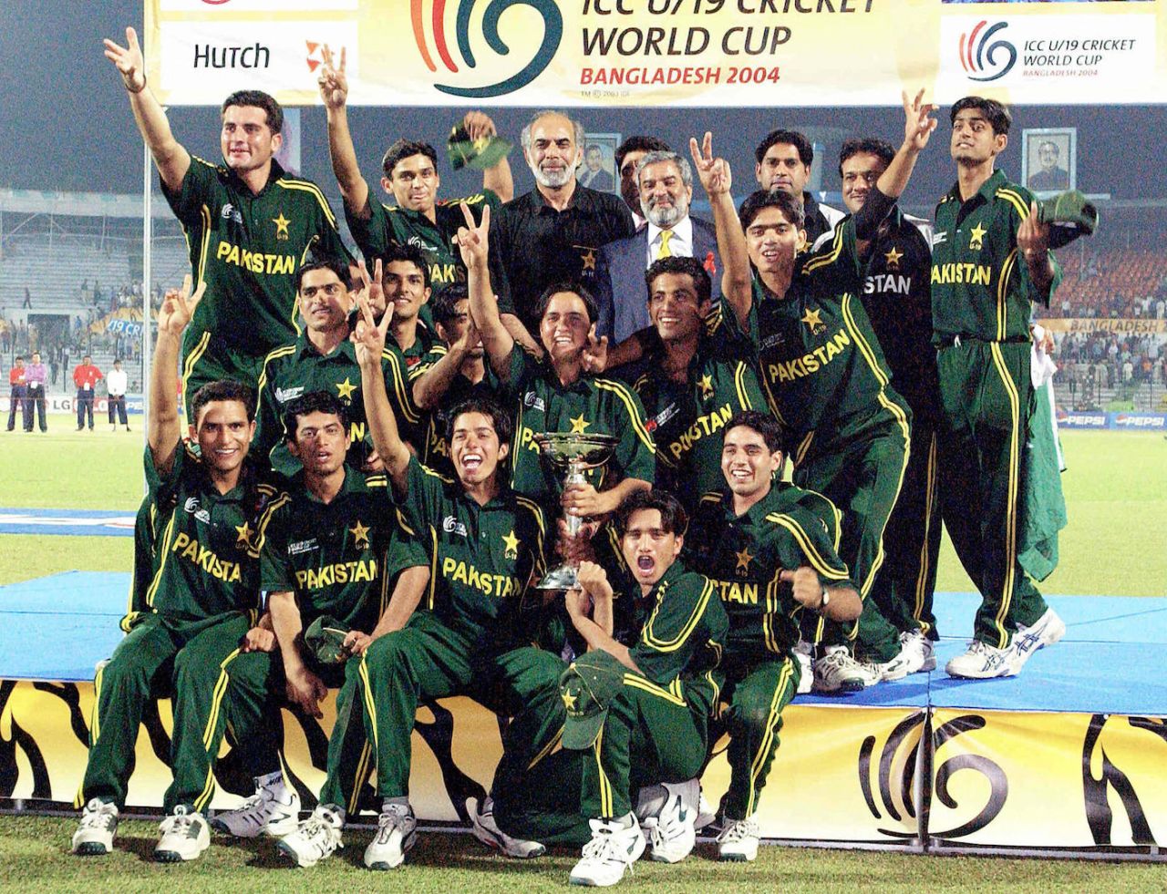 The Pakistan players pose with the Under-19 World Cup trophy, Dhaka, March 5, 2004
