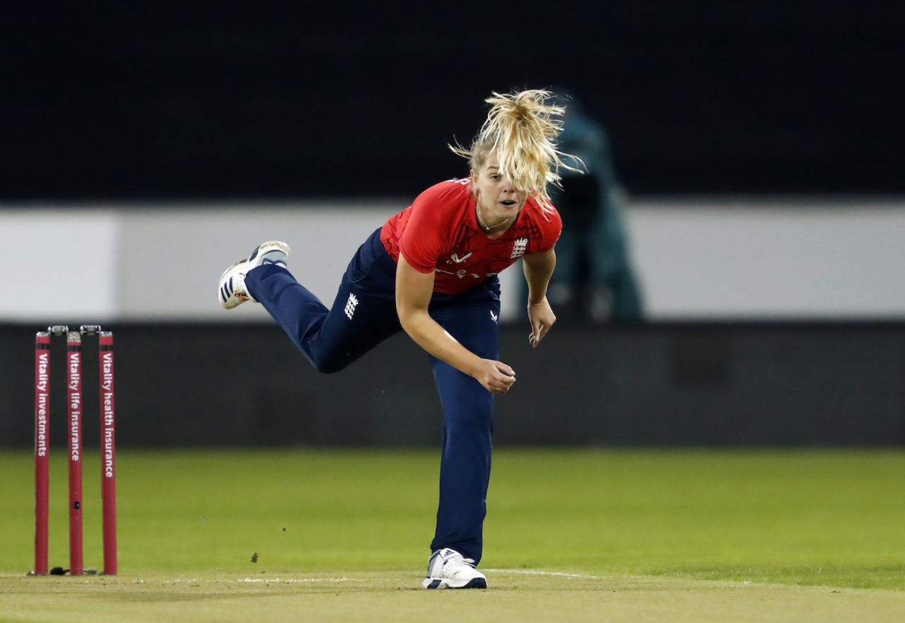 Freya Davies in her action, England vs India, 1st women's T20I, Chester-le-Street, September 10, 2022