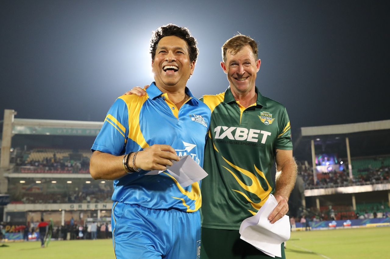 Sachin Tendulkar and Jonty Rhodes share a light moment, India Legends vs South Africa Legends, Road Safety series, Kanpur, September 10, 2022