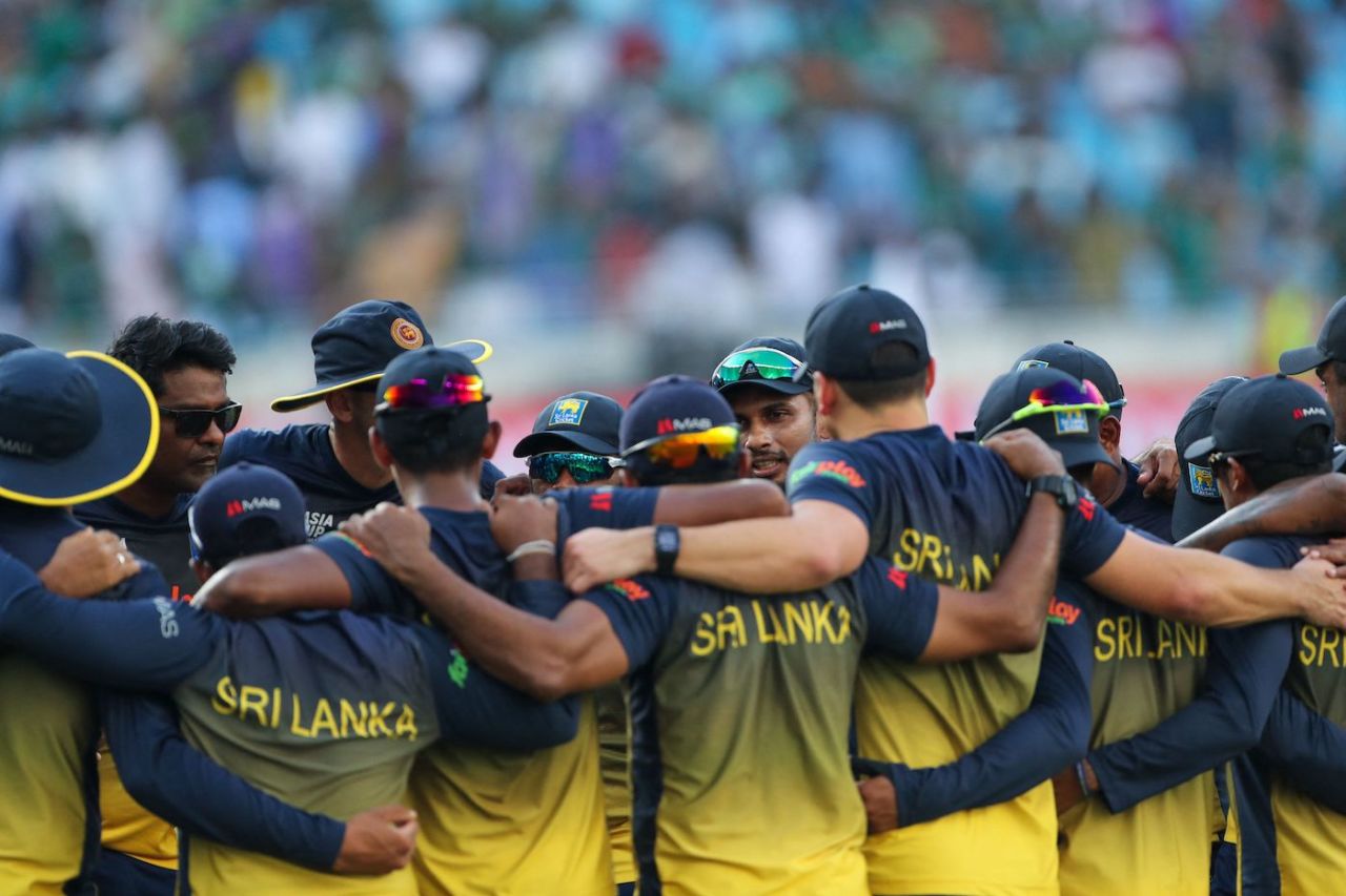 Dasun Shanaka speaks to his players as they get into a huddle, Sri Lanka vs Pakistan, Asia Cup final, Dubai, September 11, 2022