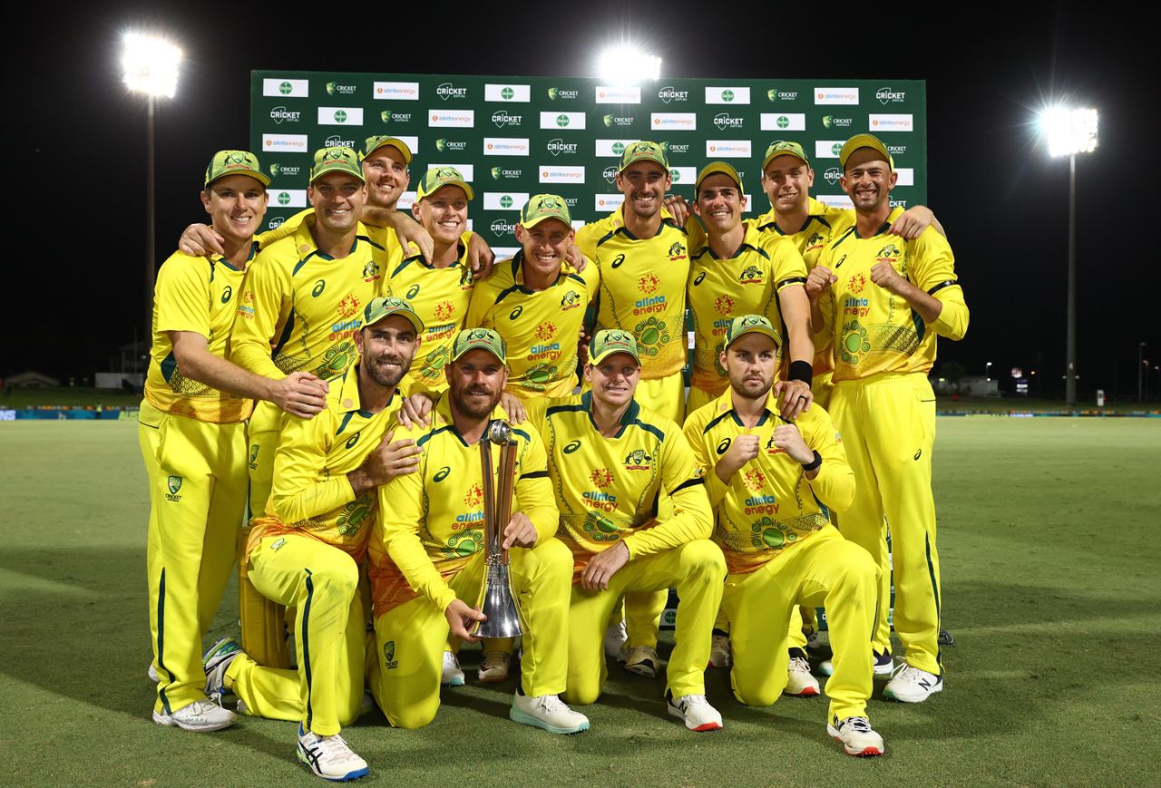 The Australia squad with their spoils, Australia vs New Zealand, 3rd ODI, Cairns, September 11, 2022
