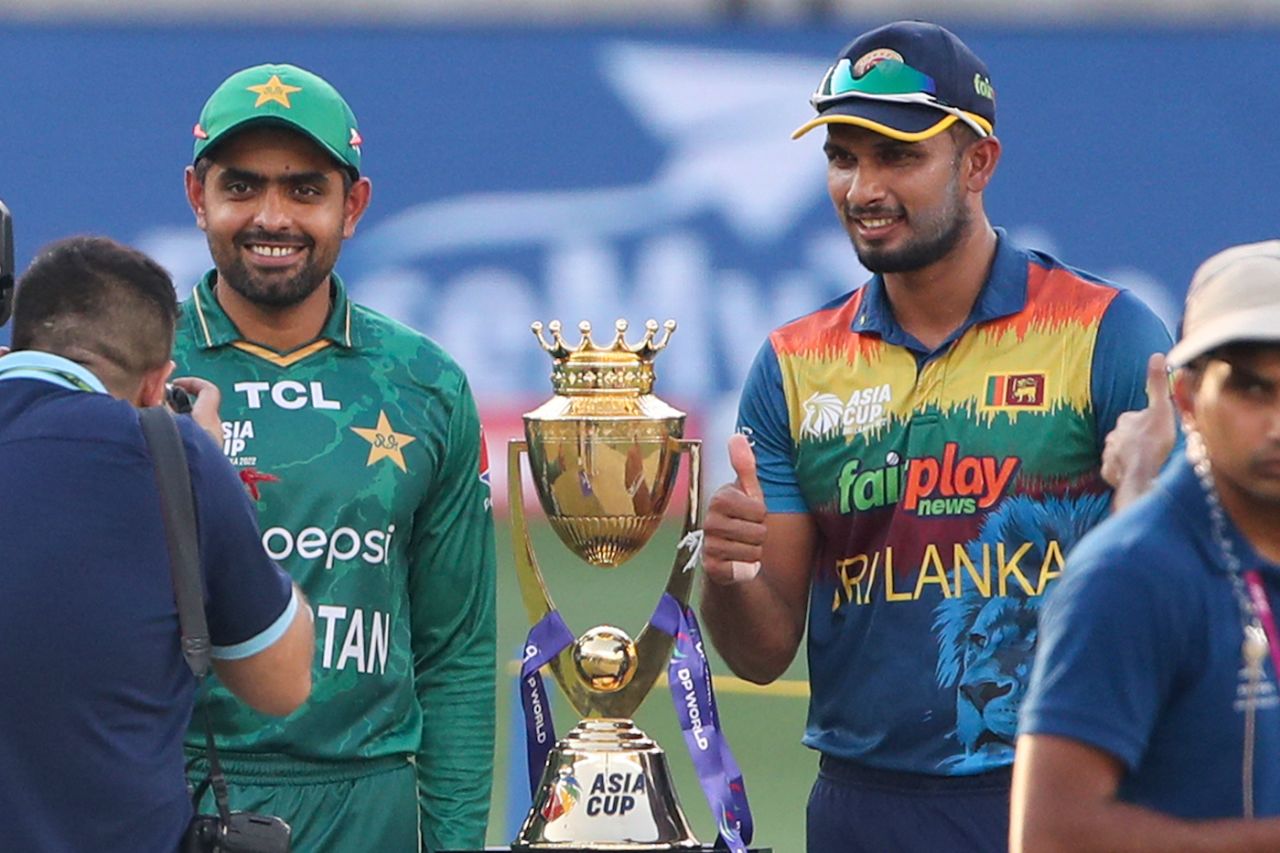 The two captains pose with the prize they are fighting for, Sri Lanka vs Pakistan, Asia Cup final, Dubai, September 11, 2022