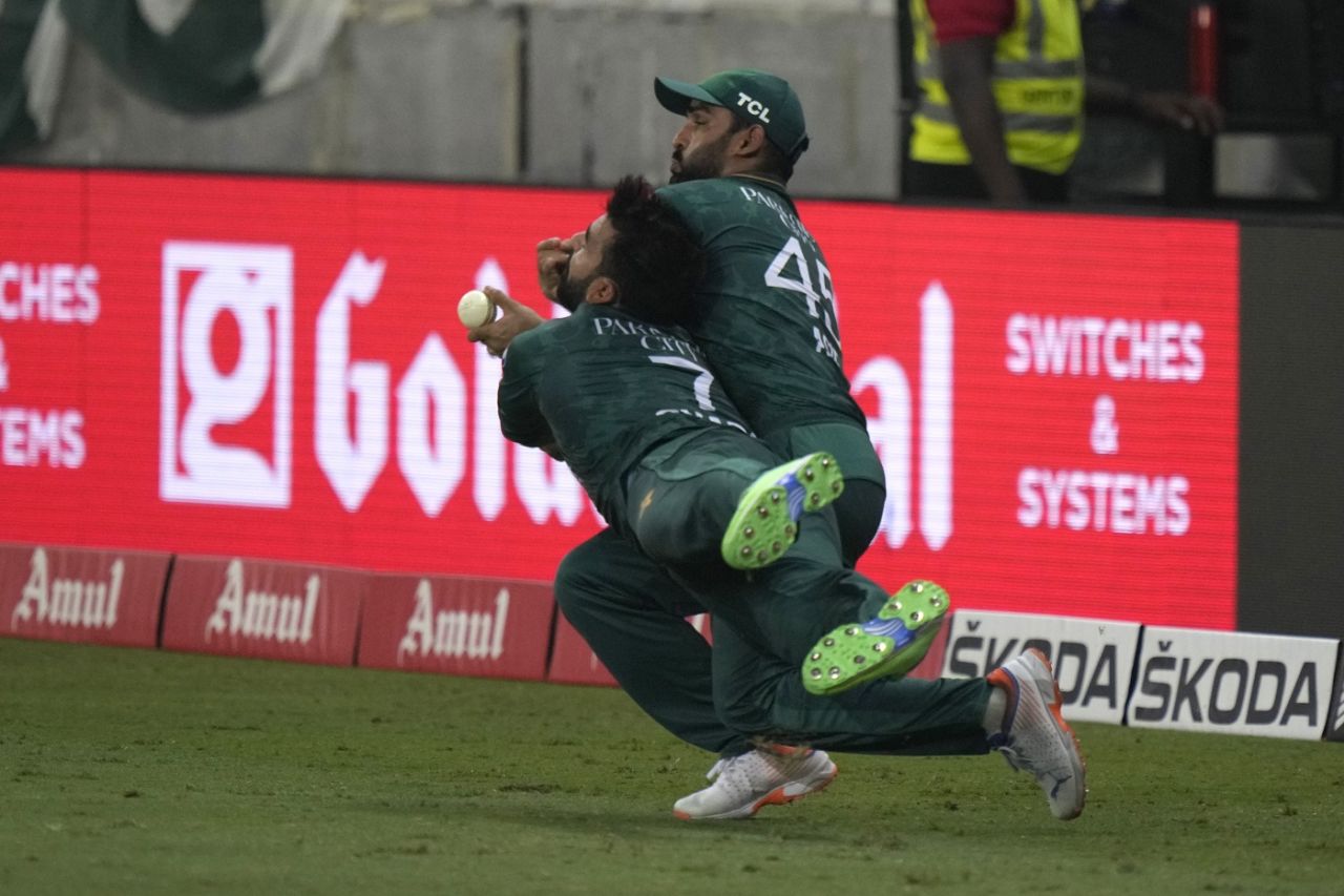 Shadab Khan and Asif Ali had a collision, Sri Lanka vs Pakistan, Asia Cup final, Dubai, September 11, 2022