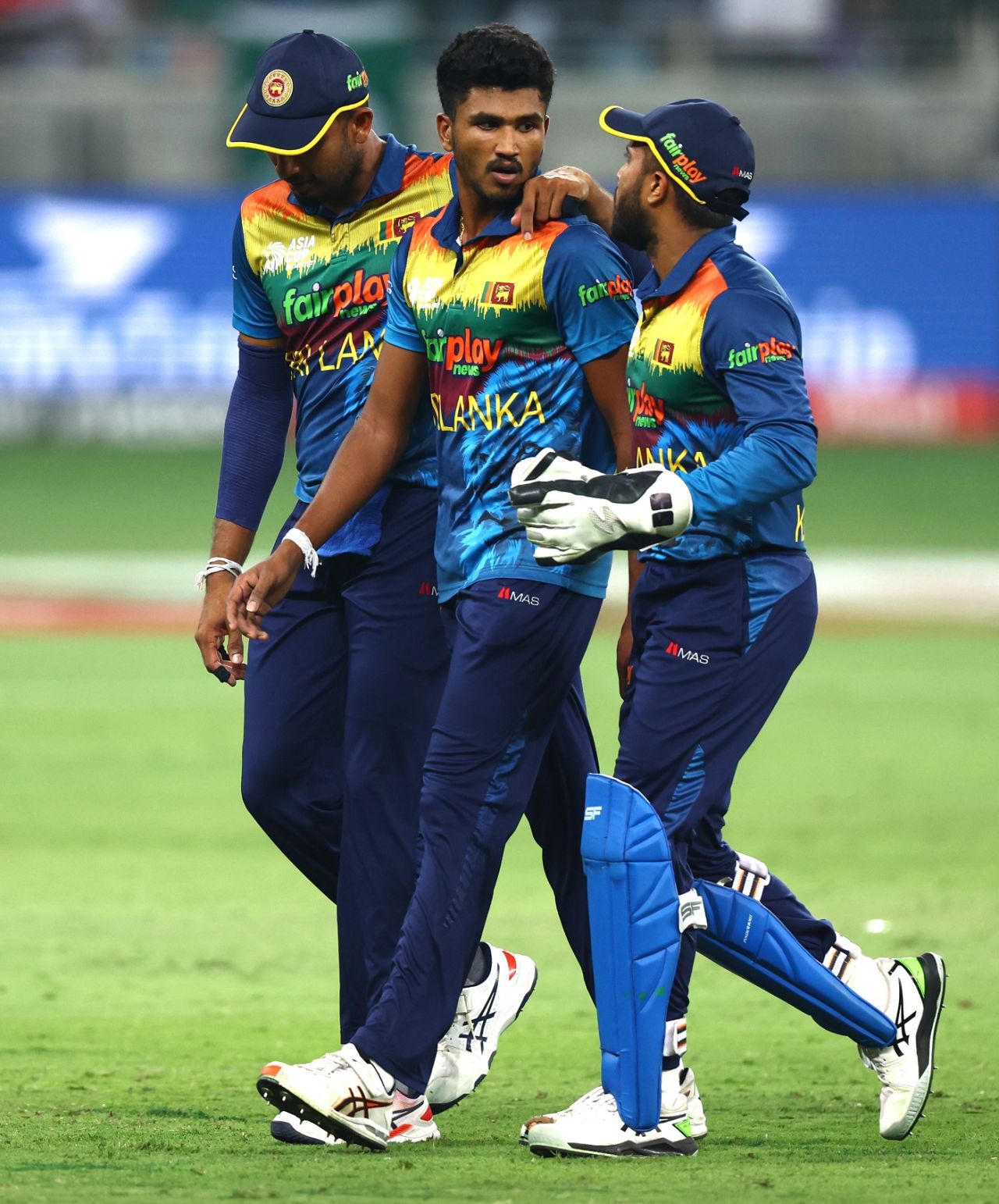 Kusal Mendis and Dasun Shanaka speak to Dilshan Madushanka, Sri Lanka vs Pakistan, Asia Cup final, Dubai, September 11, 2022