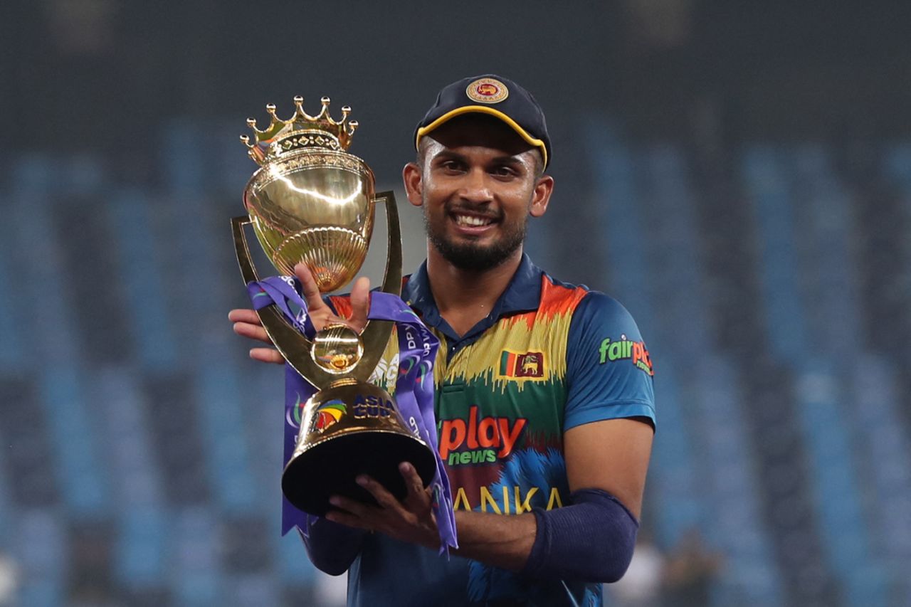 Sri Lanka captain Dasun Shanaka with the Asia Cup trophy, Sri Lanka vs Pakistan, Asia Cup final, Dubai, September 11, 2022