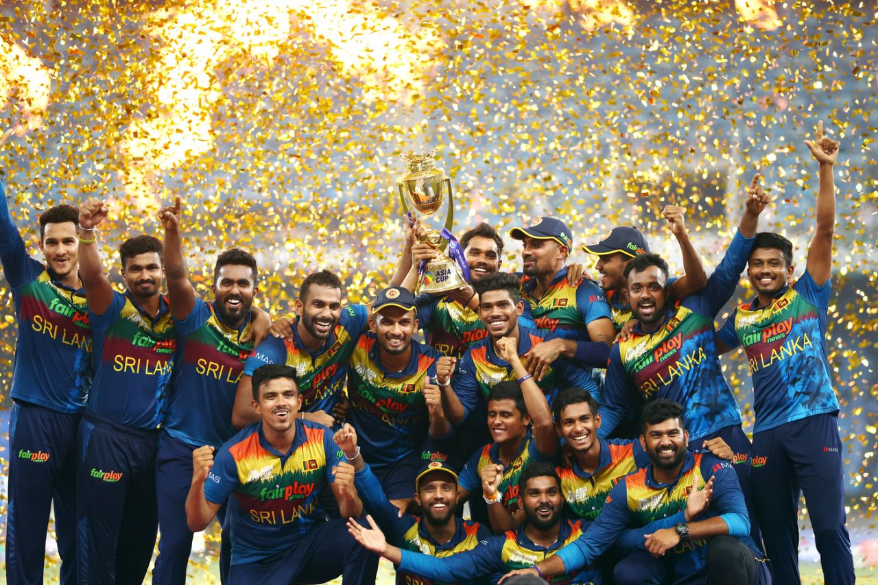 All smiles: Sri Lanka with the Asia Cup trophy, Sri Lanka vs Pakistan, Asia Cup final, Dubai, September 11, 2022
