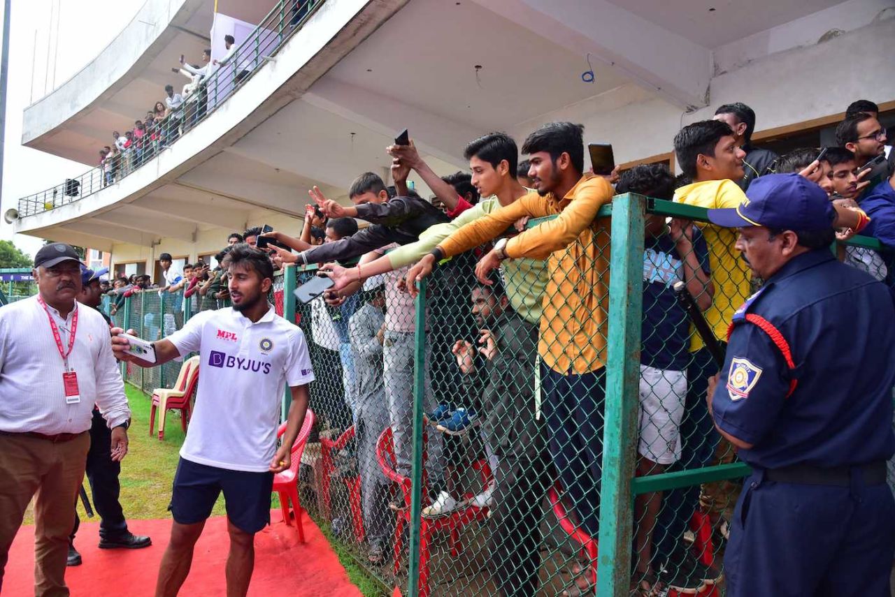 Umran Malik gets a selfie with a section of the crowd, India A vs New Zealand A, 2nd four-day match, 4th day, Hubballi, September 11, 2022