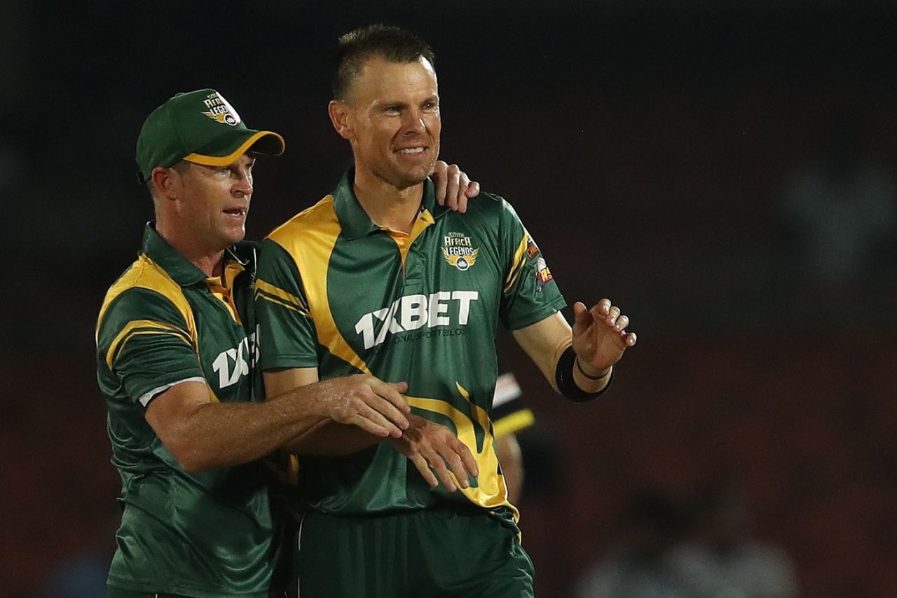 Johan Botha and Jonty Rhodes celebrate a wicket together, New Zealand Legends vs South Africa Legends, Road Safety series, Kanpur, September 12, 2022