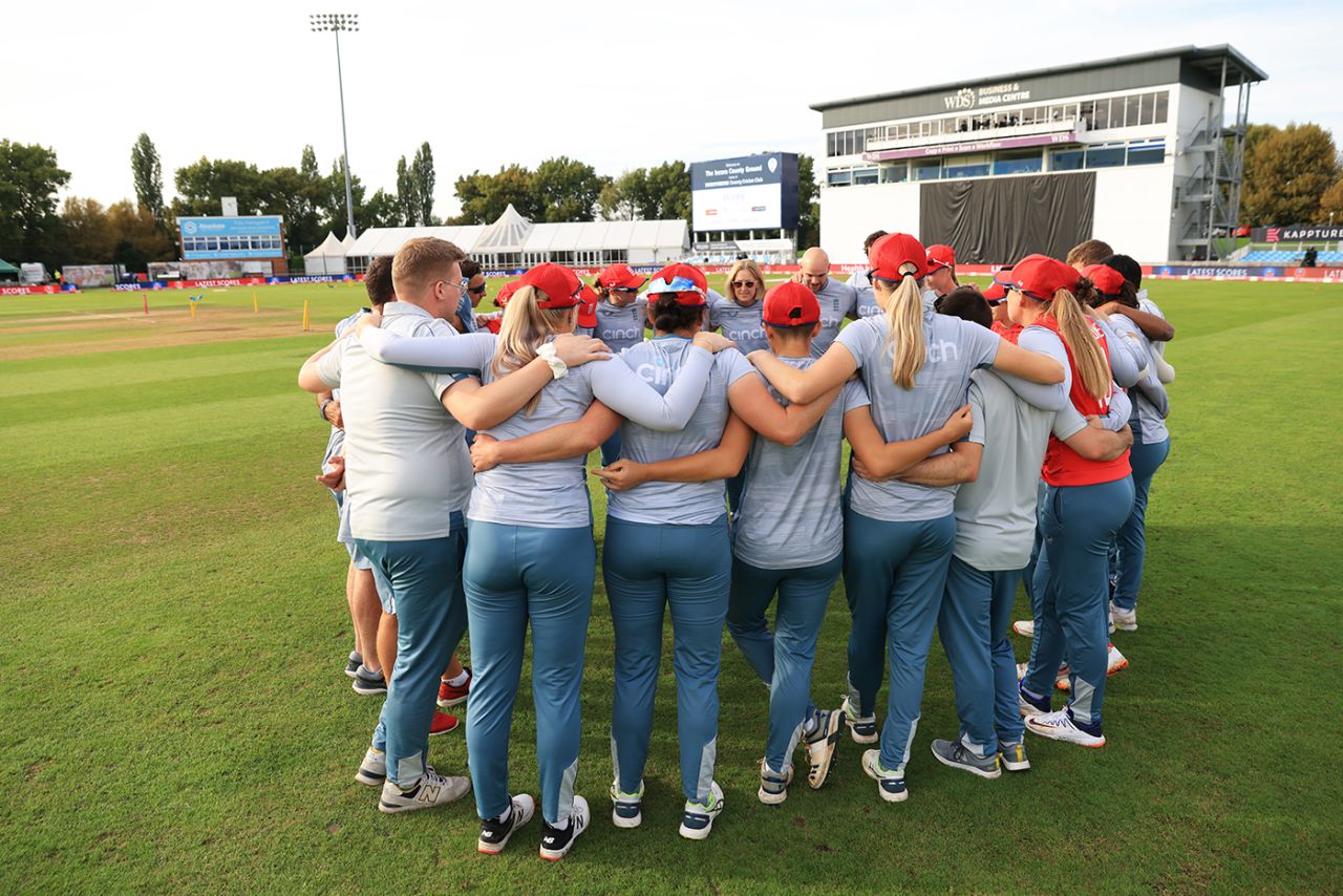 Lisa Keightley leads a team huddle, England vs India, 2nd women's T20I, Derby, September 13, 2022