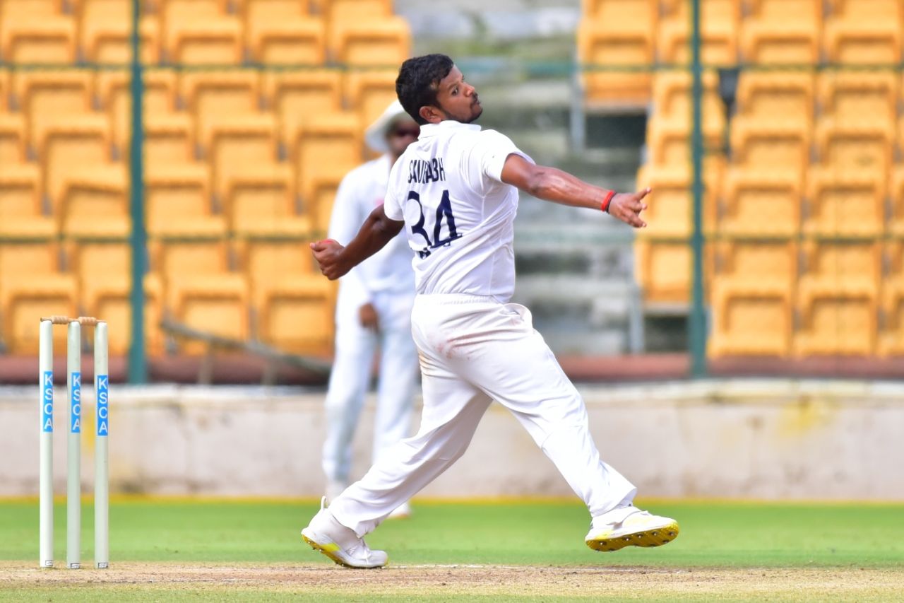 Saurabh Kumar bowls, India A vs New Zealand A, 3rd unofficial Test, Bengaluru, 2nd day, September 16, 2022