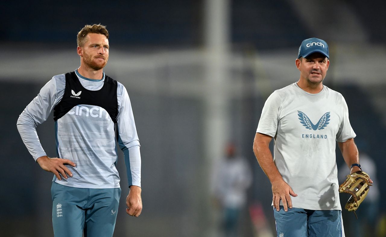 Jos Buttler and Matthew Mott observe training, Karachi, September 16, 2022