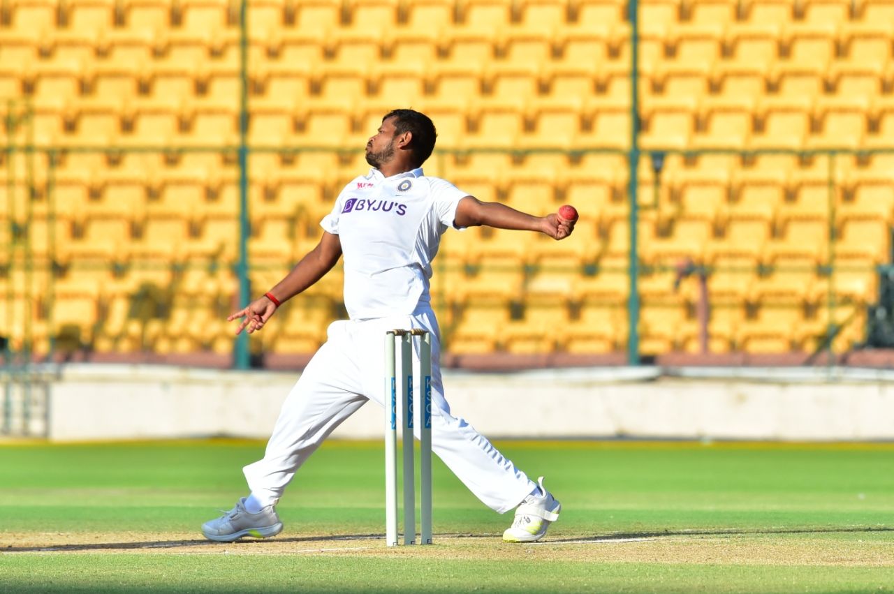 Saurabh Kumar bowls, India A vs New Zealand A, 3rd unofficial Test, Bengaluru, 3rd day, September 17, 2022