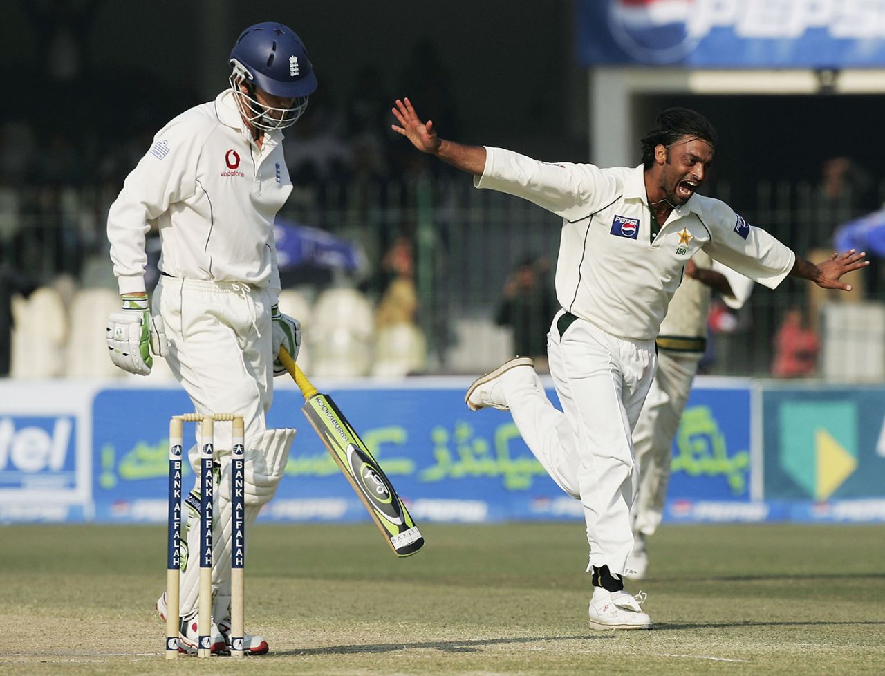 Shoaib Akhtar celebrates his dismissal of Liam Plunkett, Pakistan v England, 3rd Test, Day 5, Lahore, December 3, 2005