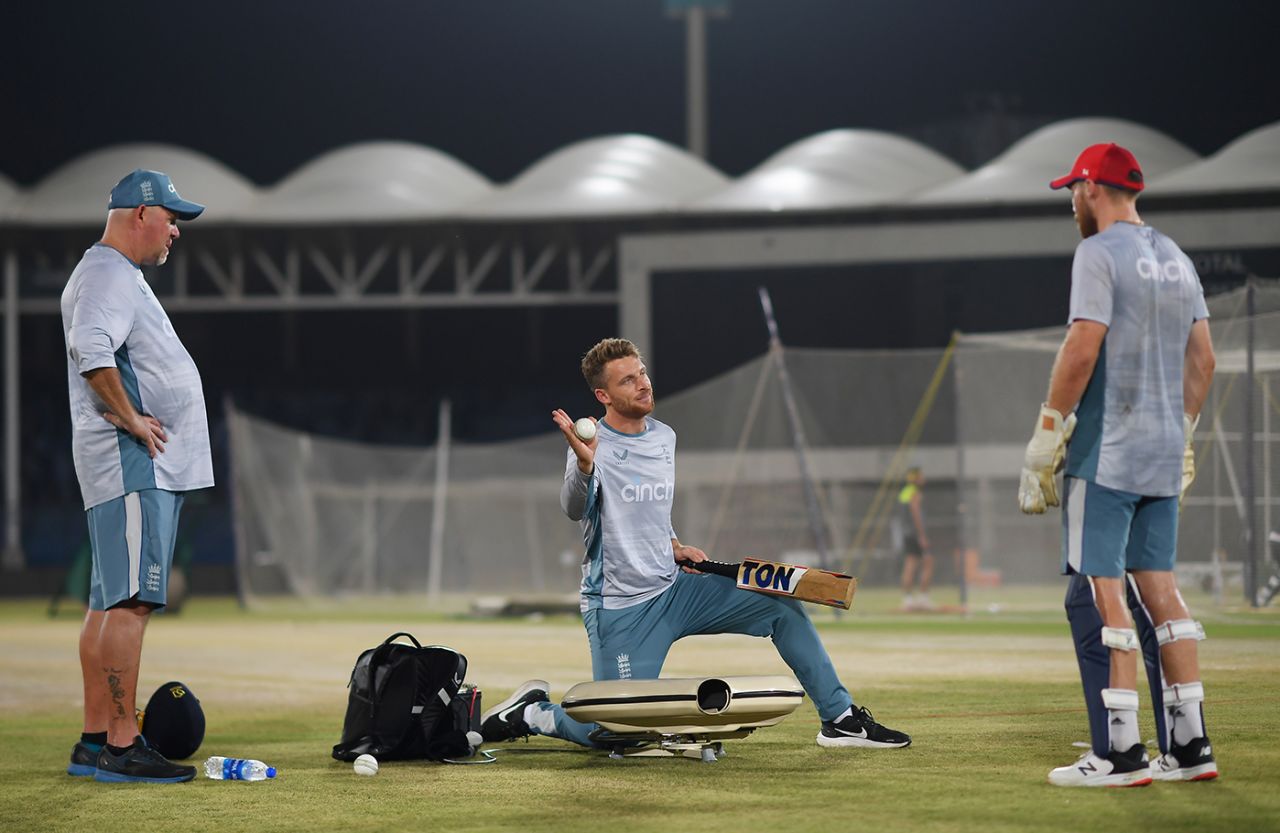 Jos Buttler leads a wicketkeeping drill with Phil Salt, Karachi, September 18, 2022