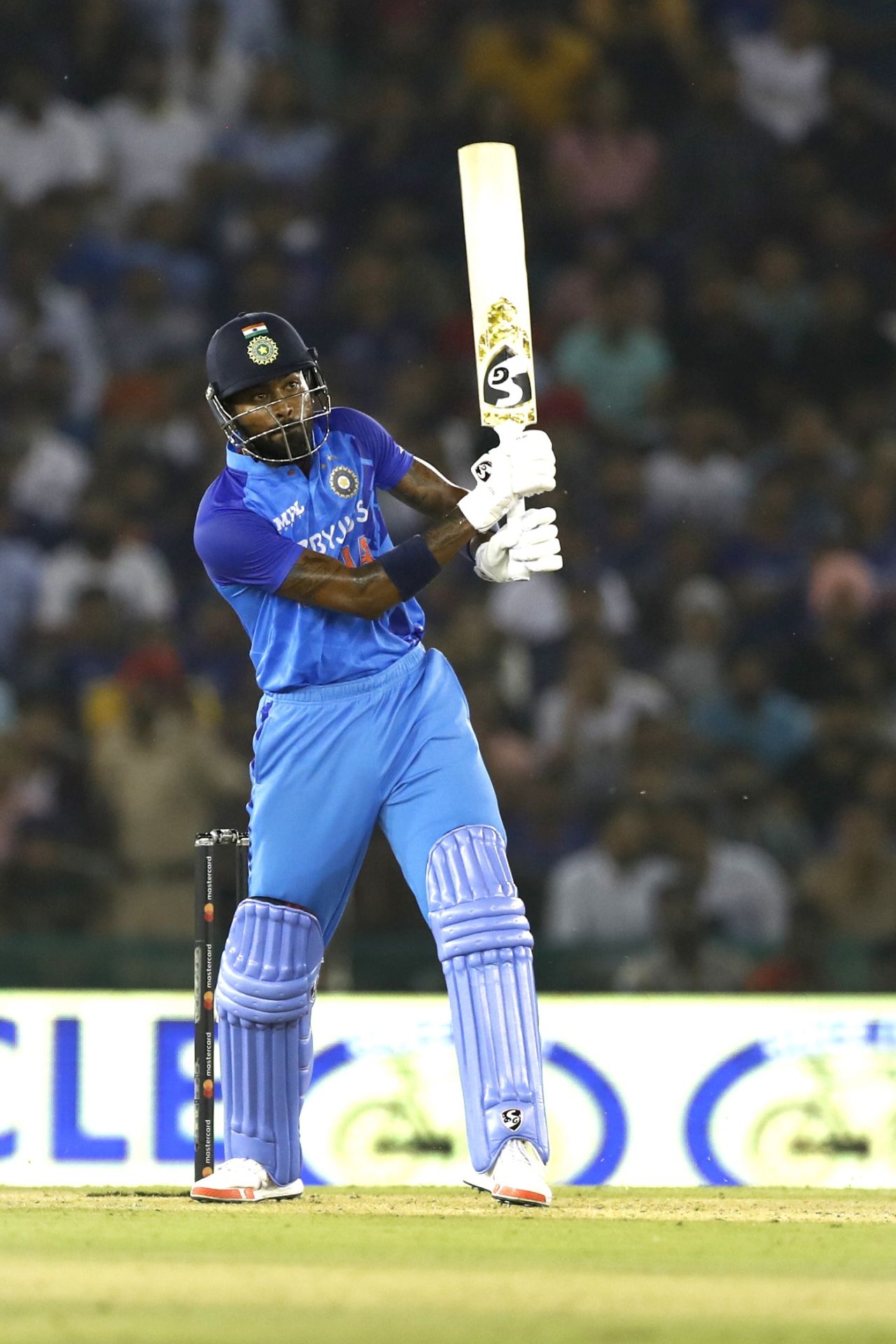 Hardik Pandya uses his wrists to hit one over mid-off, India vs Australia, 1st T20I, Mohali, September 20, 2022