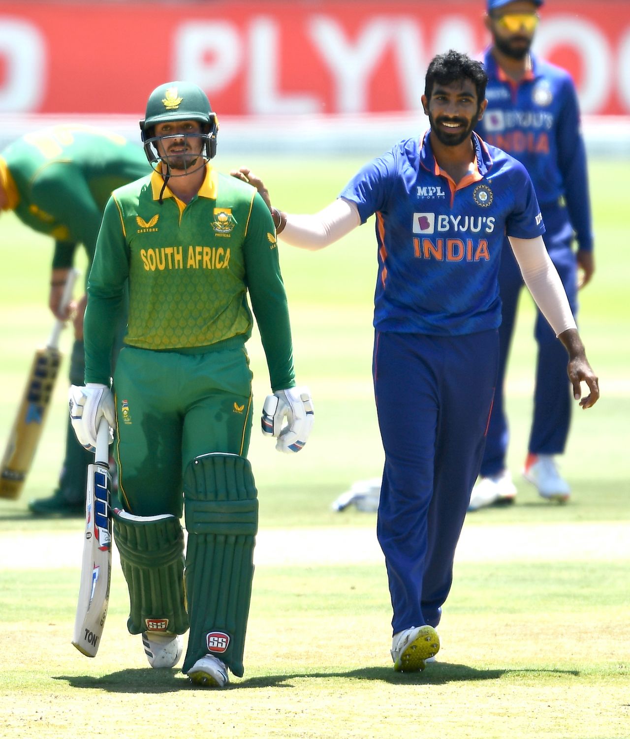 Jasprit Bumrah congratulates Quinton de Kock on his 124 as he walks back, South Africa vs India, 3rd ODI, Cape Town, January 23, 2022
