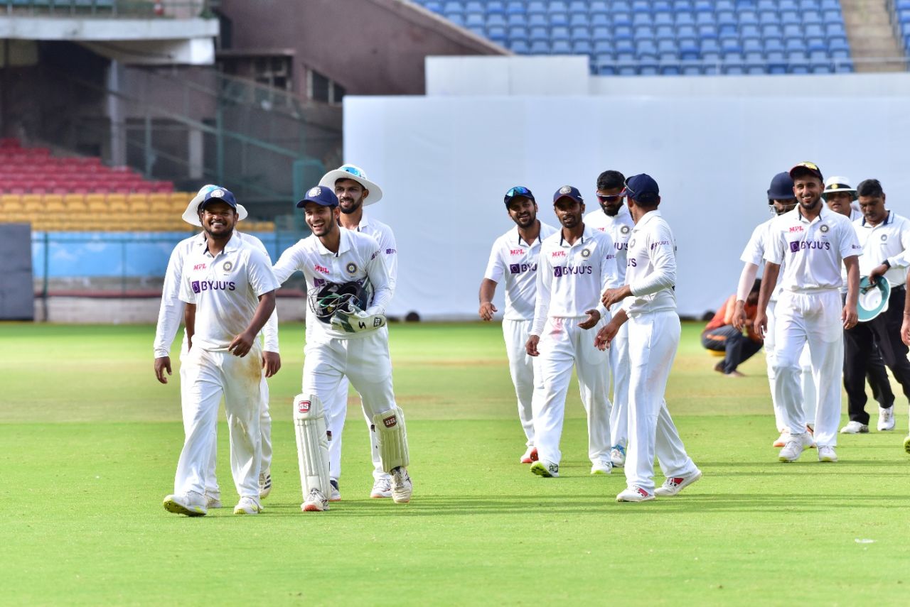 Upendra Yadav pushes Saurabh Kumar to lead the players, India A vs New Zealand A, 3rd unofficial Test, Bengaluru, 4th day, September 18, 2022