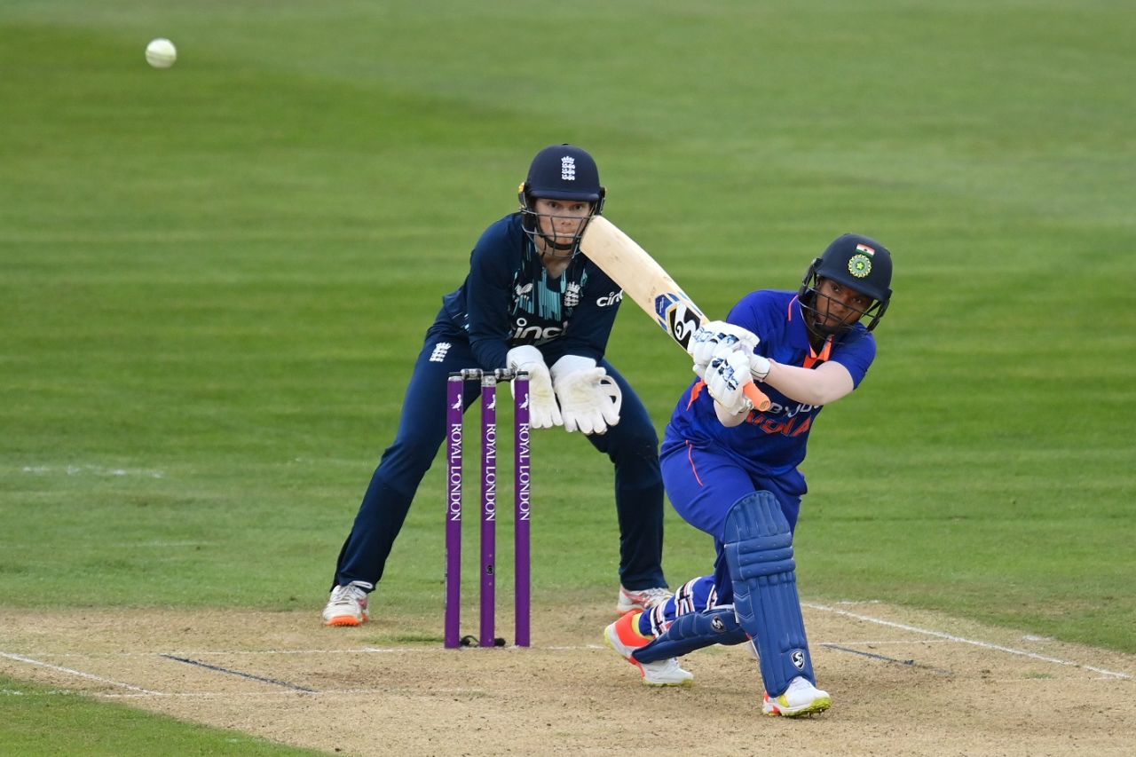 Deepti Sharma wallops one over midwicket, England vs India, 2nd ODI, Canterbury, September 21, 2022